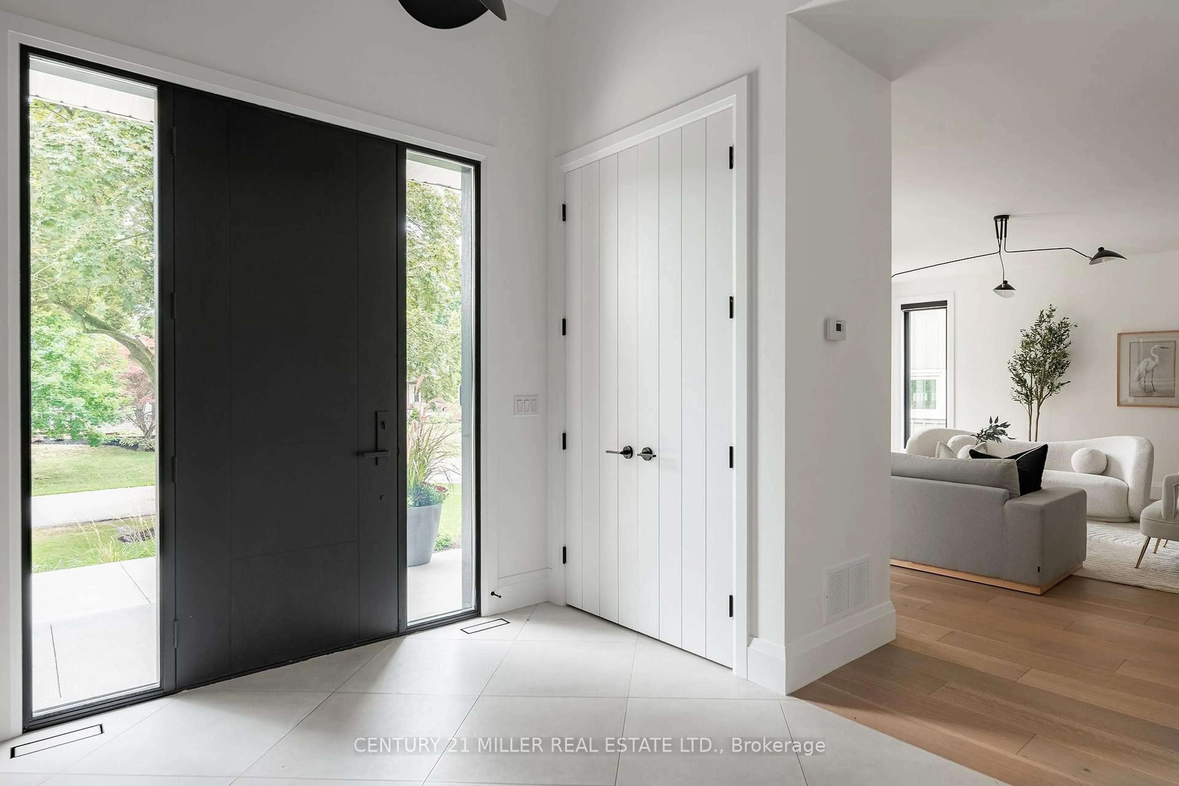 Indoor entryway for 935 Harvey Pl, Burlington Ontario L7T 3E9