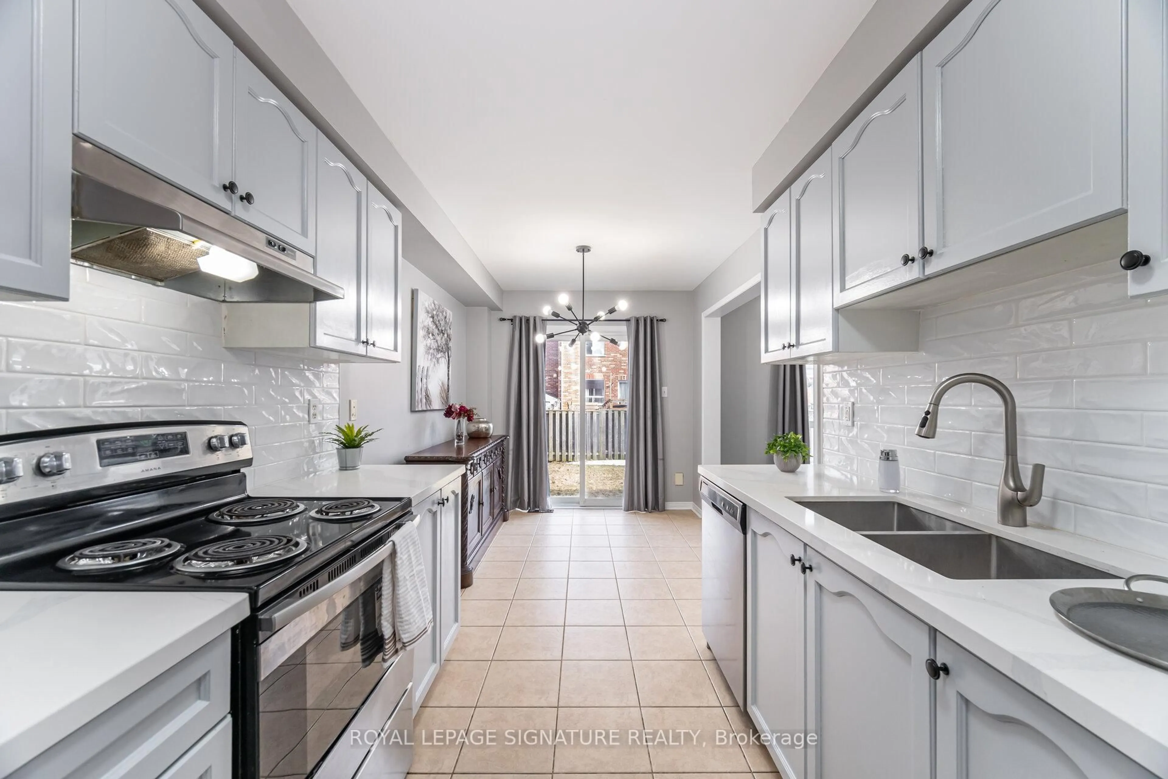 Open concept kitchen, ceramic/tile floor for 3990 Skyview St, Mississauga Ontario L5M 8A2