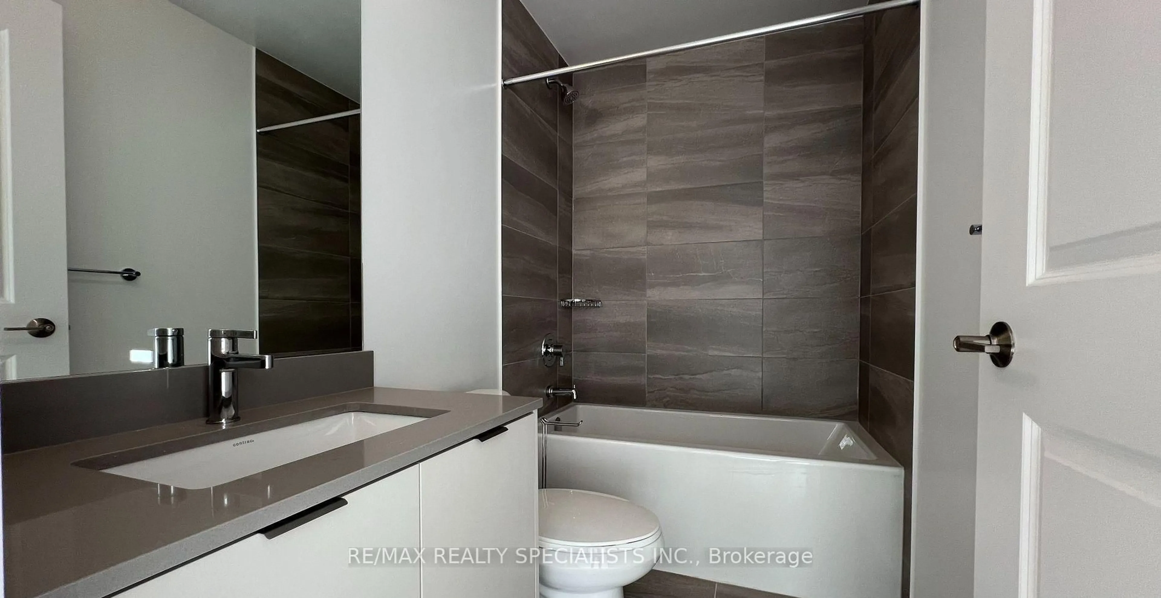 Contemporary bathroom, ceramic/tile floor for 202 Burnhamthorpe Rd #302, Mississauga Ontario L5A 4L4