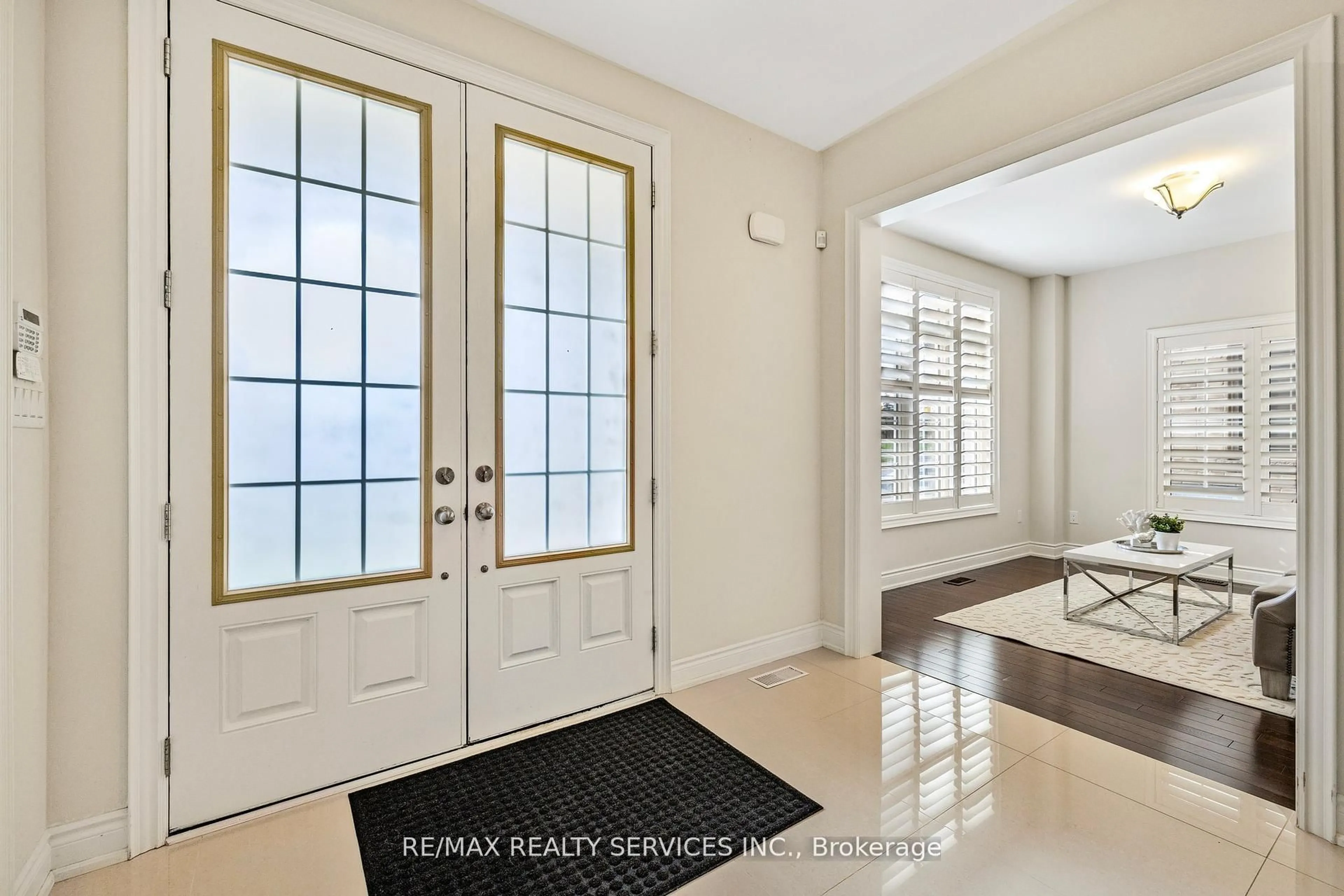 Indoor entryway for 5 Perth St, Brampton Ontario L6Z 4P3