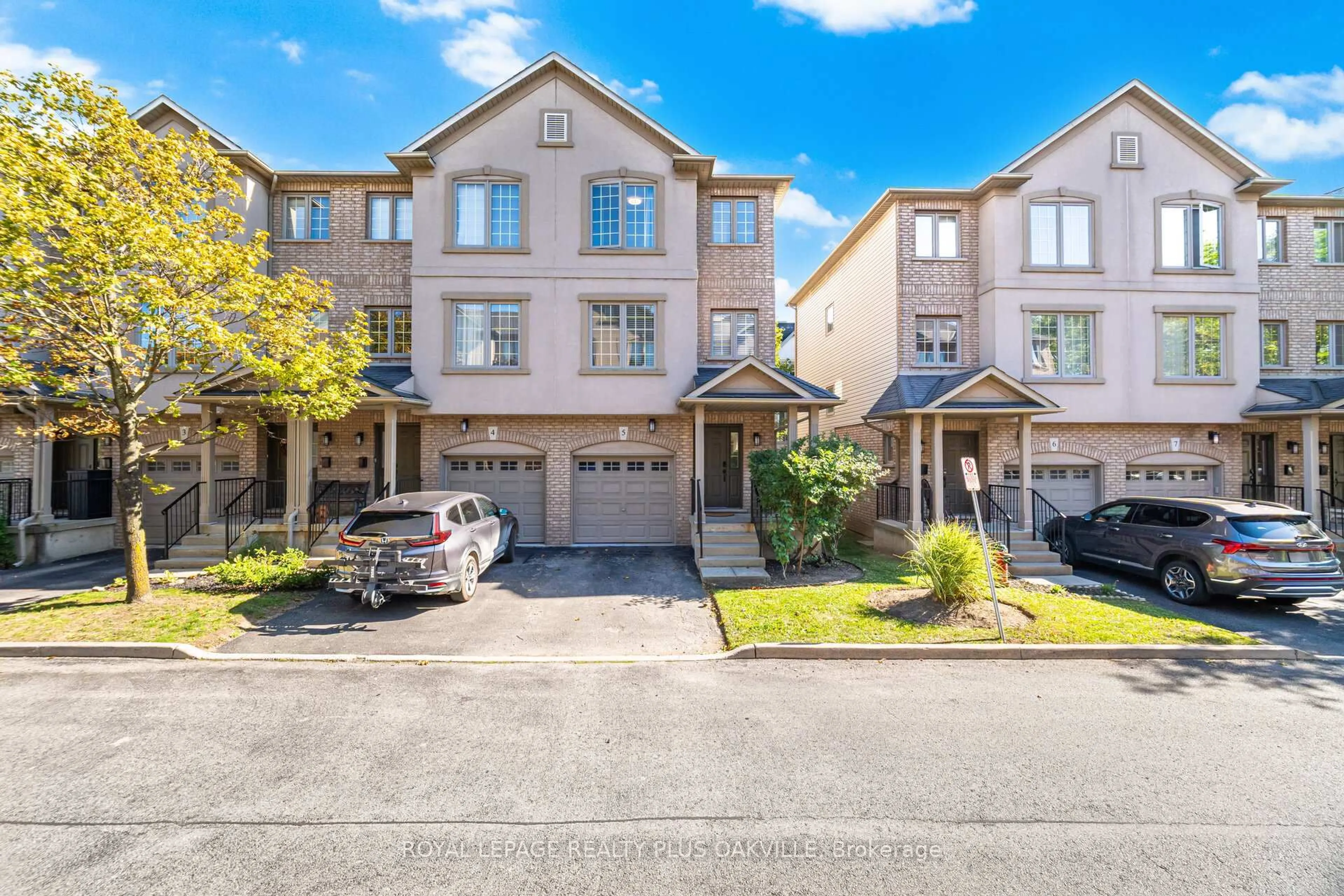 A pic from outside/outdoor area/front of a property/back of a property/a pic from drone, street for 1248 Guelph Line #5, Burlington Ontario L7P 2S9