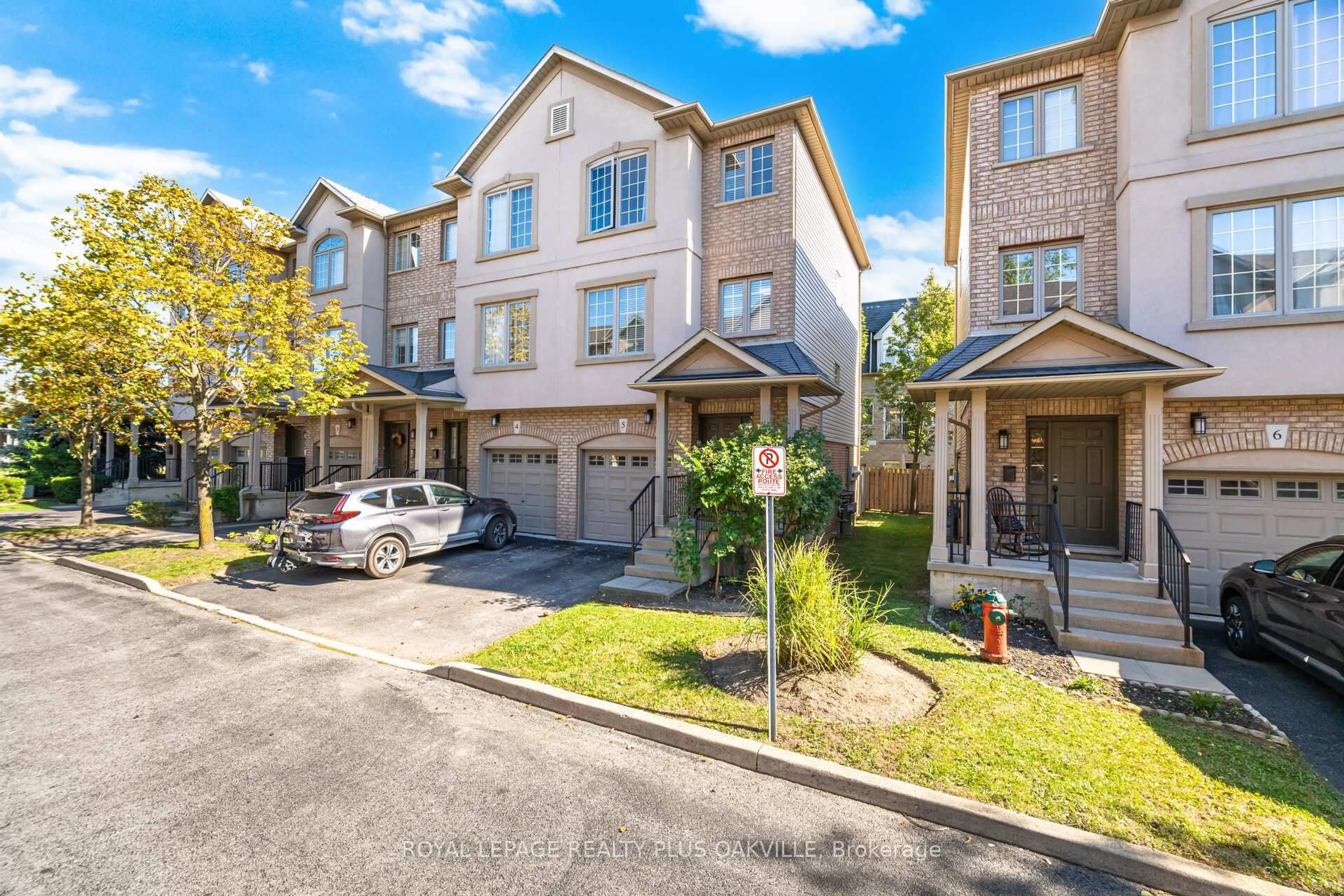 A pic from outside/outdoor area/front of a property/back of a property/a pic from drone, street for 1248 Guelph Line #5, Burlington Ontario L7P 2S9