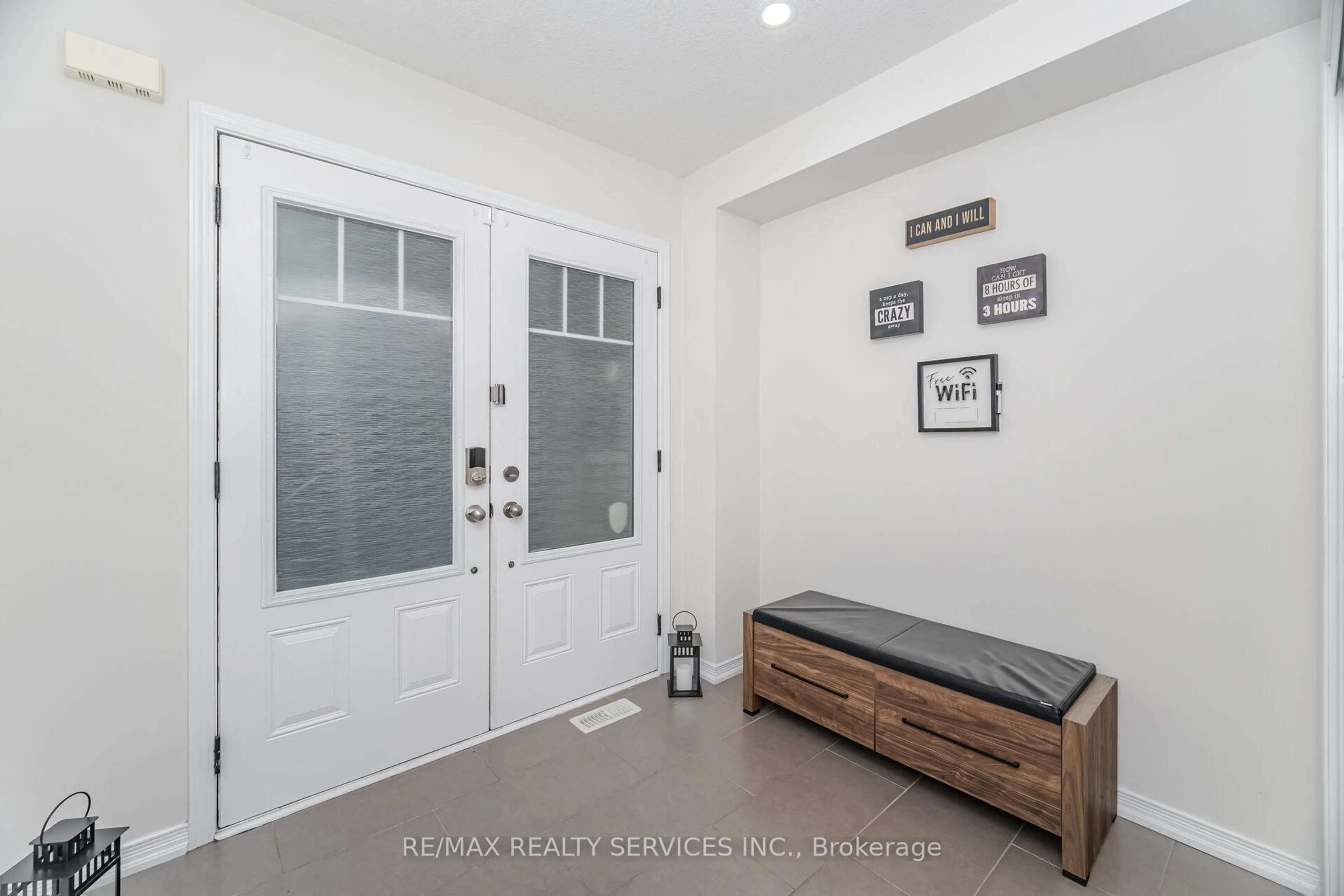 Indoor entryway for 8 Desire Cove, Brampton Ontario L7A 4K4