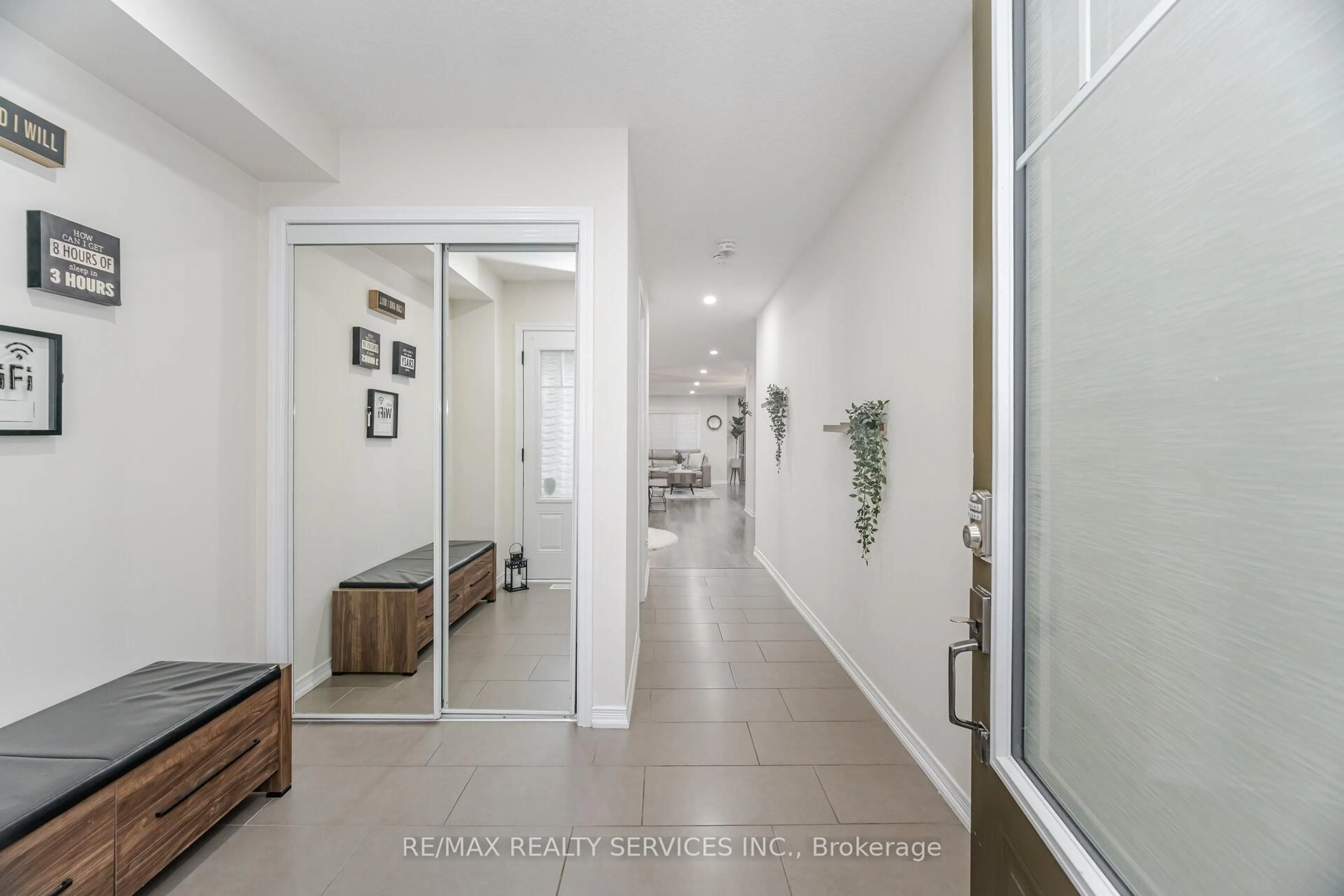 Indoor entryway for 8 Desire Cove, Brampton Ontario L7A 4K4