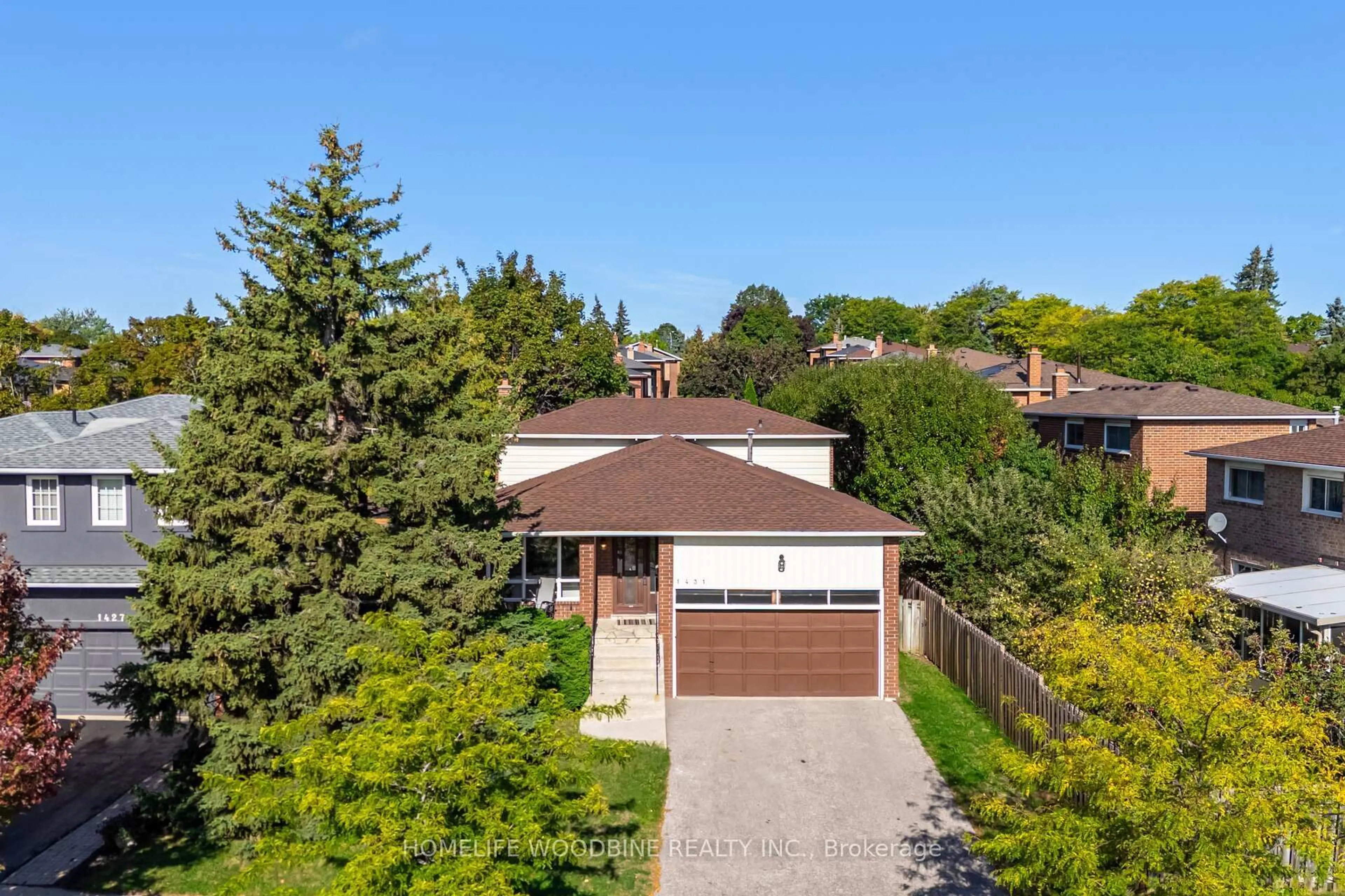 A pic from outside/outdoor area/front of a property/back of a property/a pic from drone, street for 1431 Harmsworth Sq, Oakville Ontario L6H 3E8