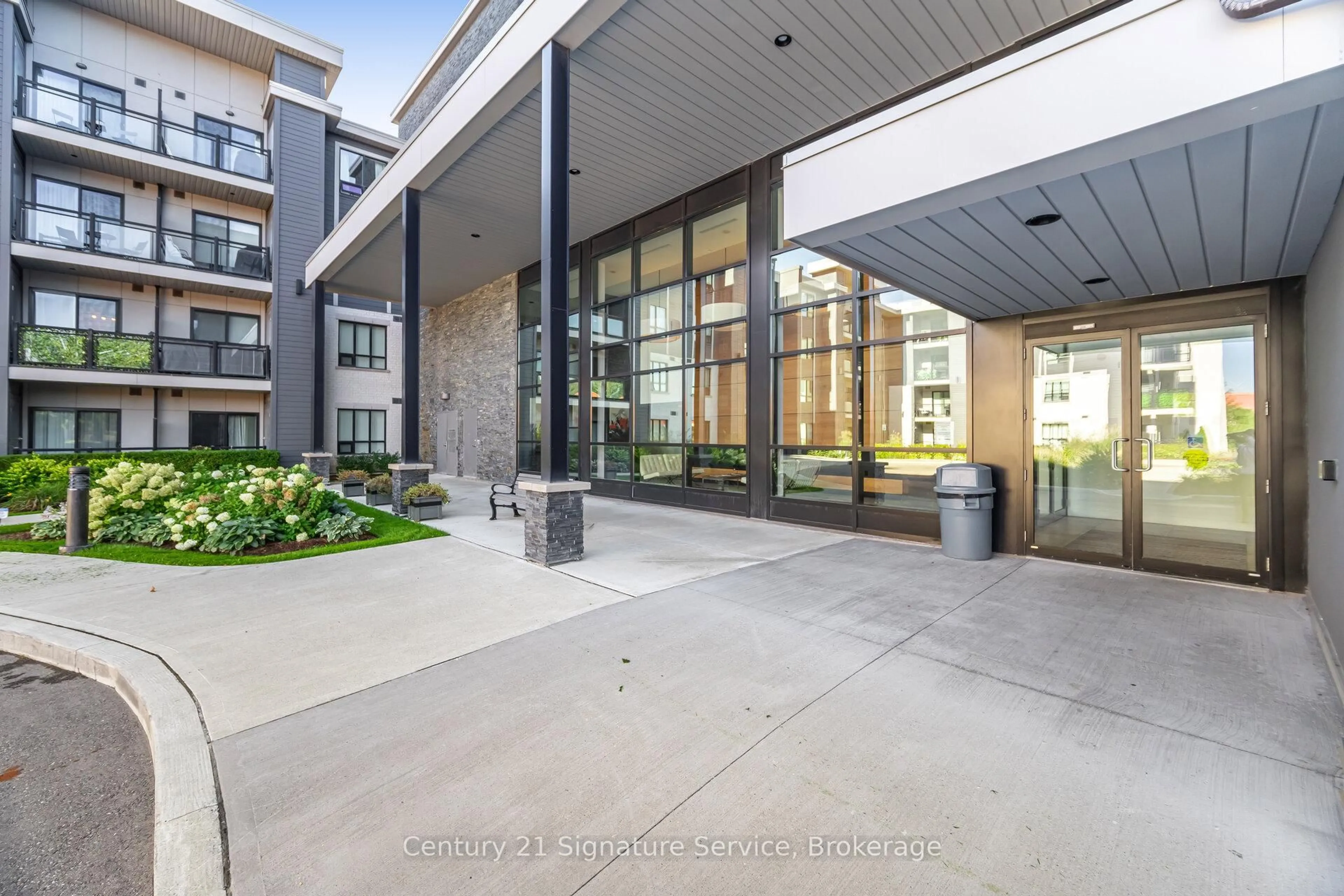 Indoor foyer for 3170 Erin Mills Pkwy #401, Mississauga Ontario L5L 0B6