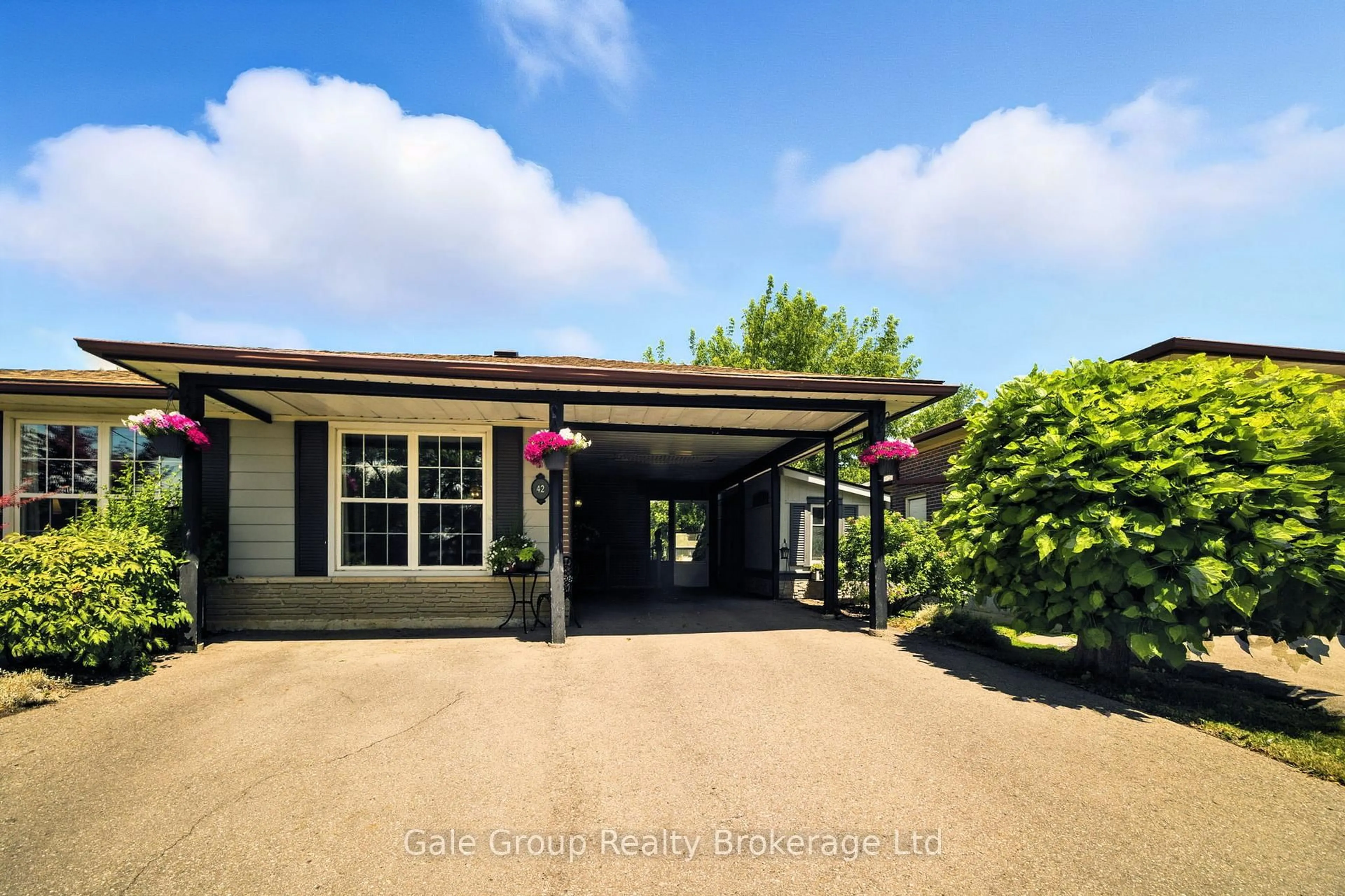 A pic from outside/outdoor area/front of a property/back of a property/a pic from drone, building for 42 Moultrey Cres, Halton Hills Ontario L7G 4N5