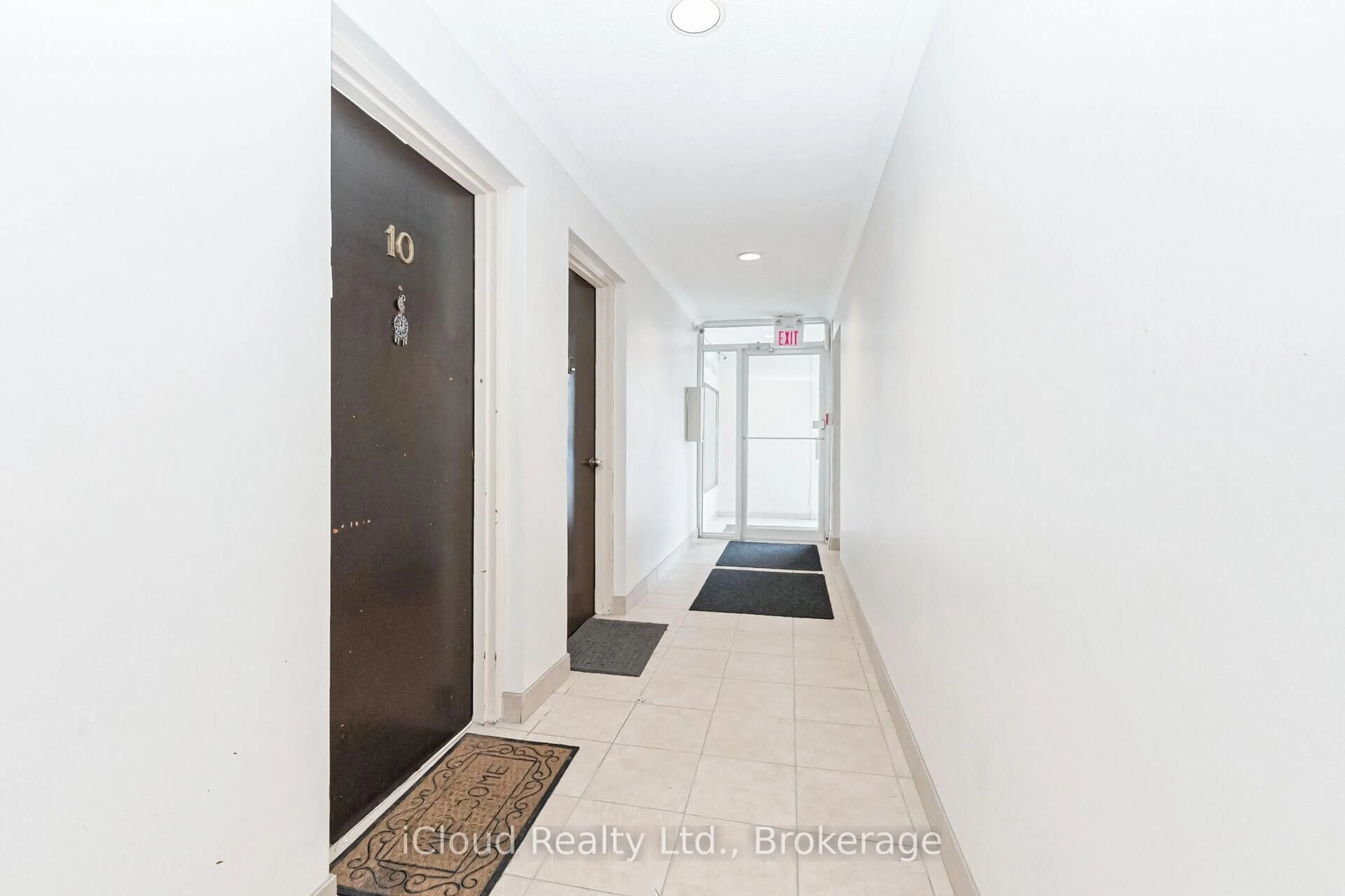 Indoor foyer for 40 Rabbit Lane #10, Toronto Ontario M9B 5S6