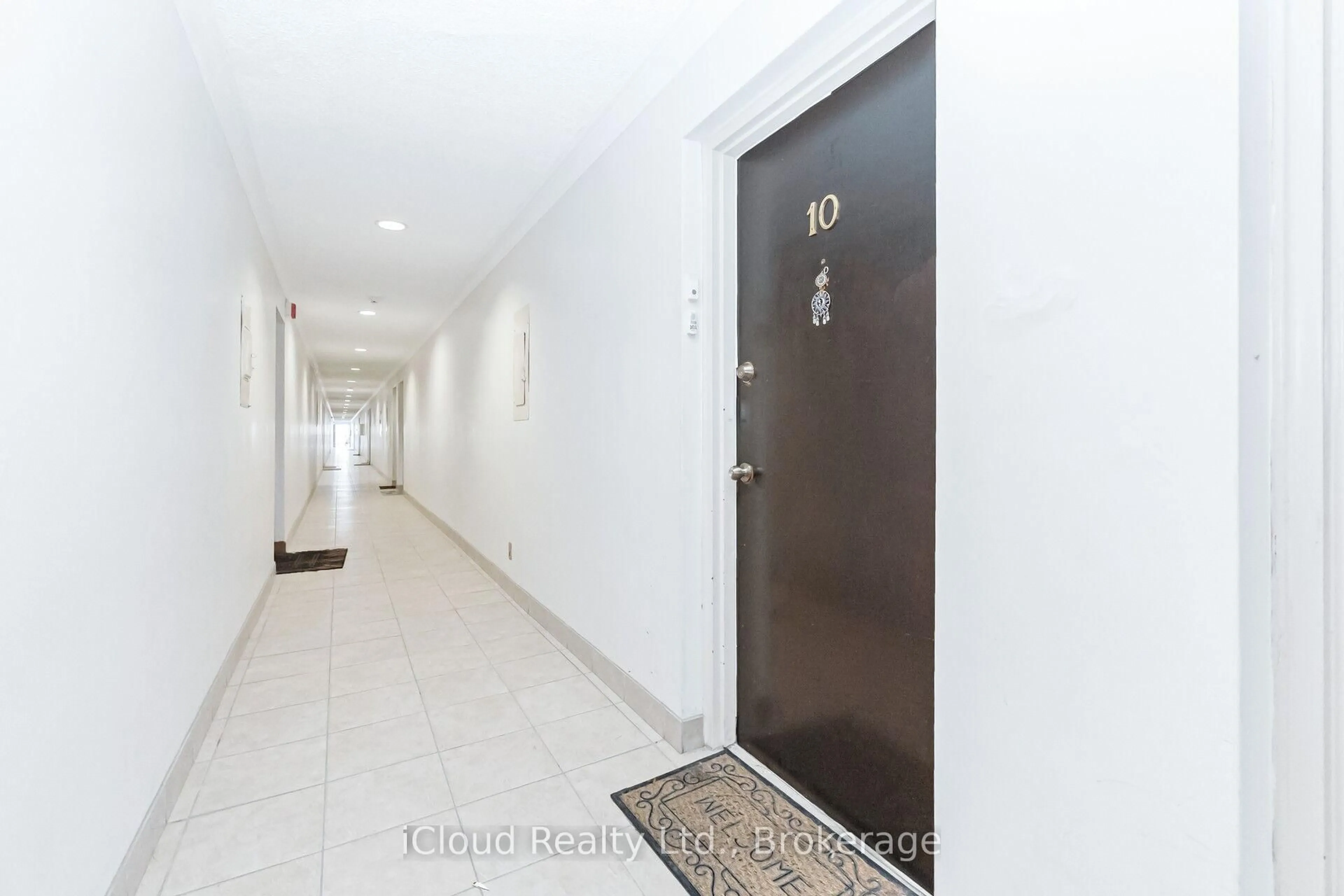 Indoor foyer for 40 Rabbit Lane #10, Toronto Ontario M9B 5S6