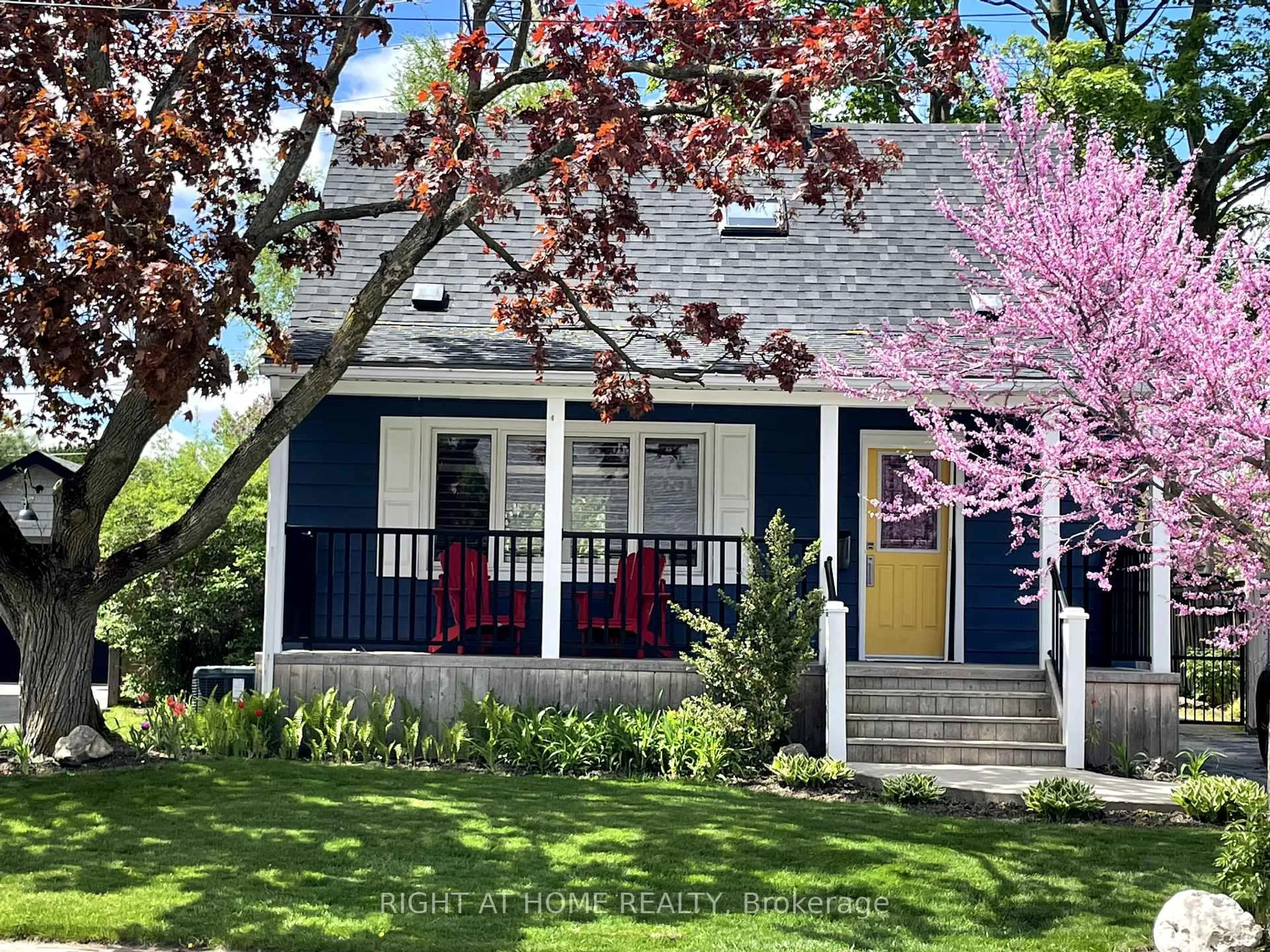 Home with vinyl exterior material, street for 710 Hager Ave, Burlington Ontario L7S 1R1