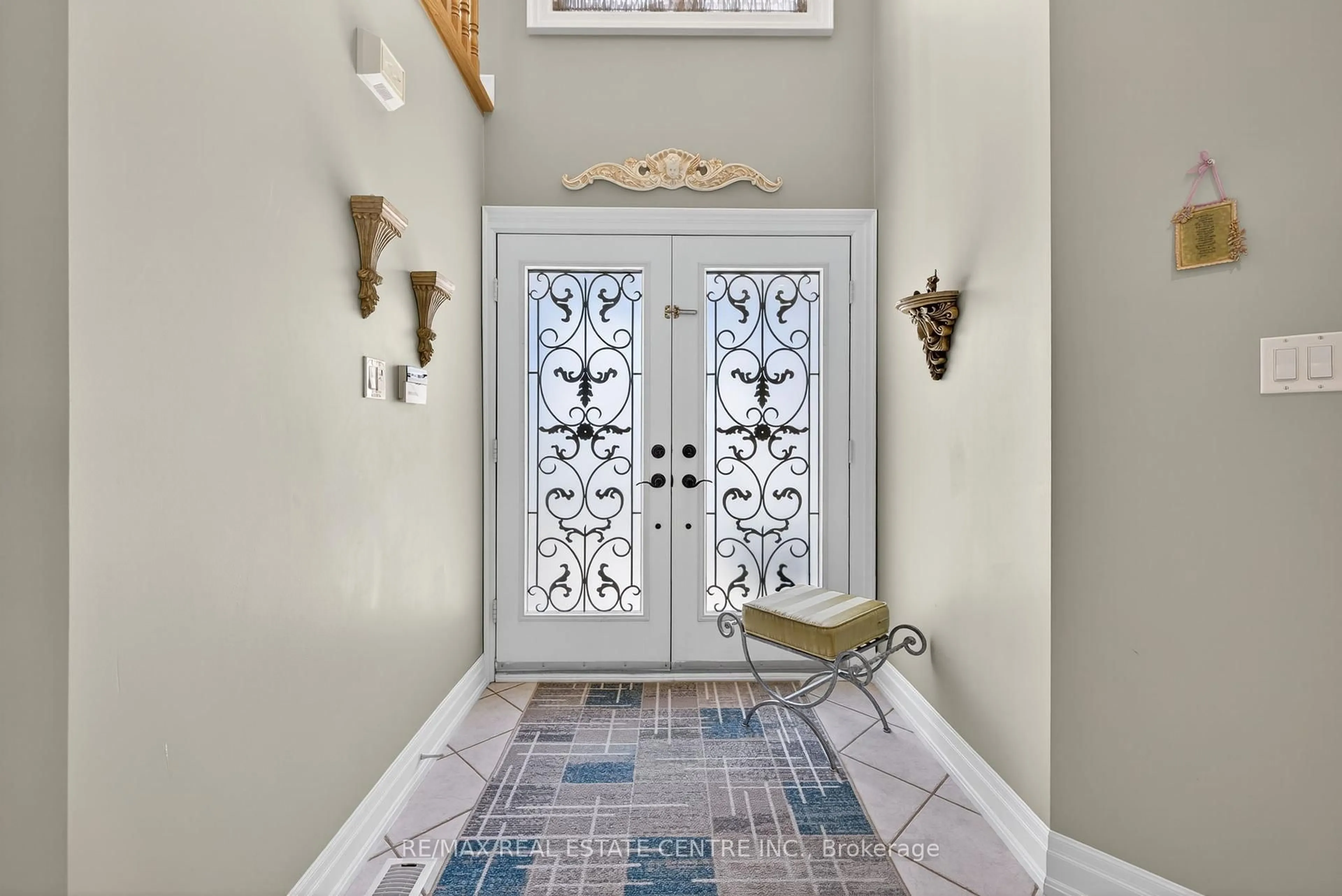 Indoor entryway for 7 Larkmead Pl, Brampton Ontario L6R 2R9