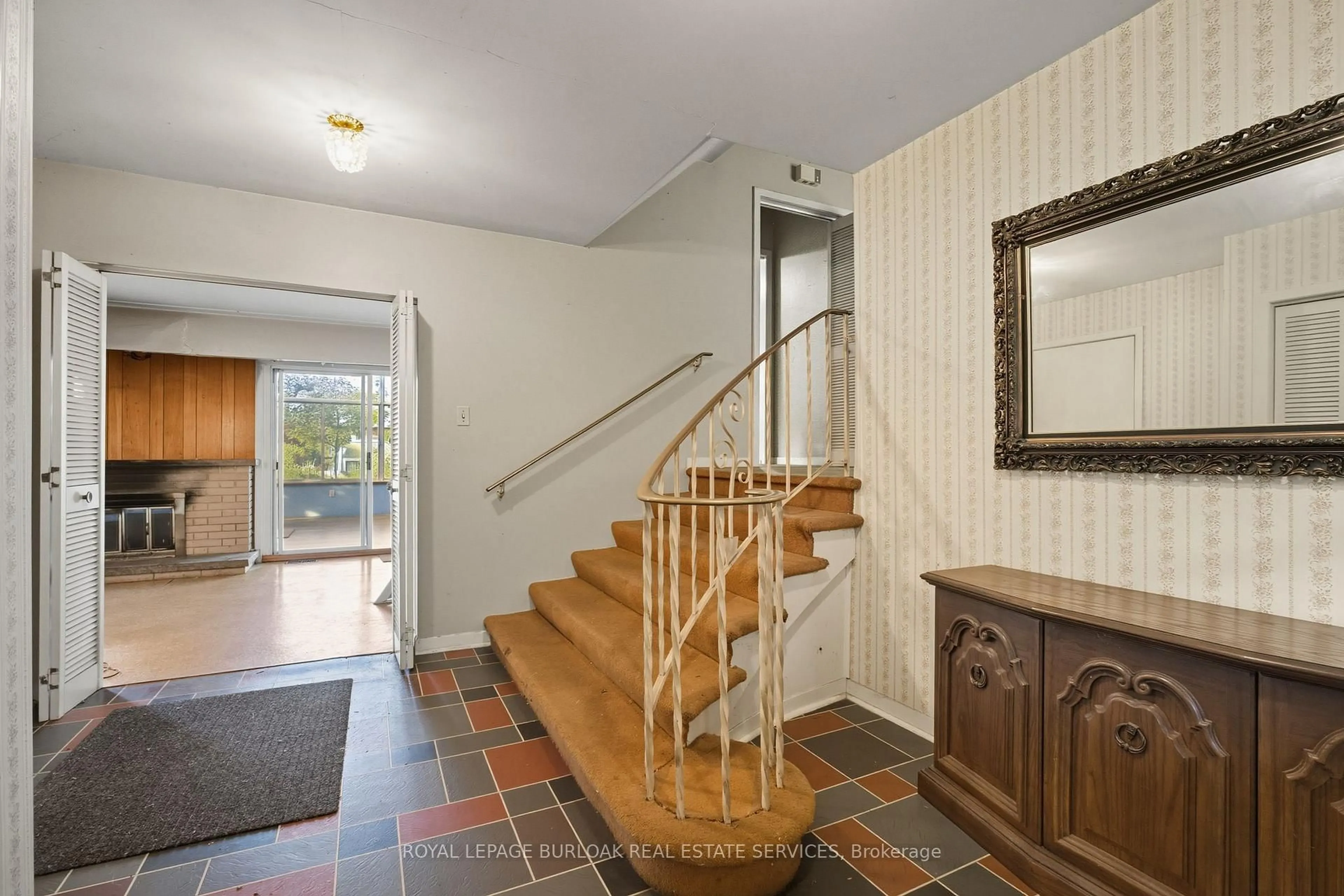 Indoor foyer for 264 Camelot Dr, Burlington Ontario L7L 2G1
