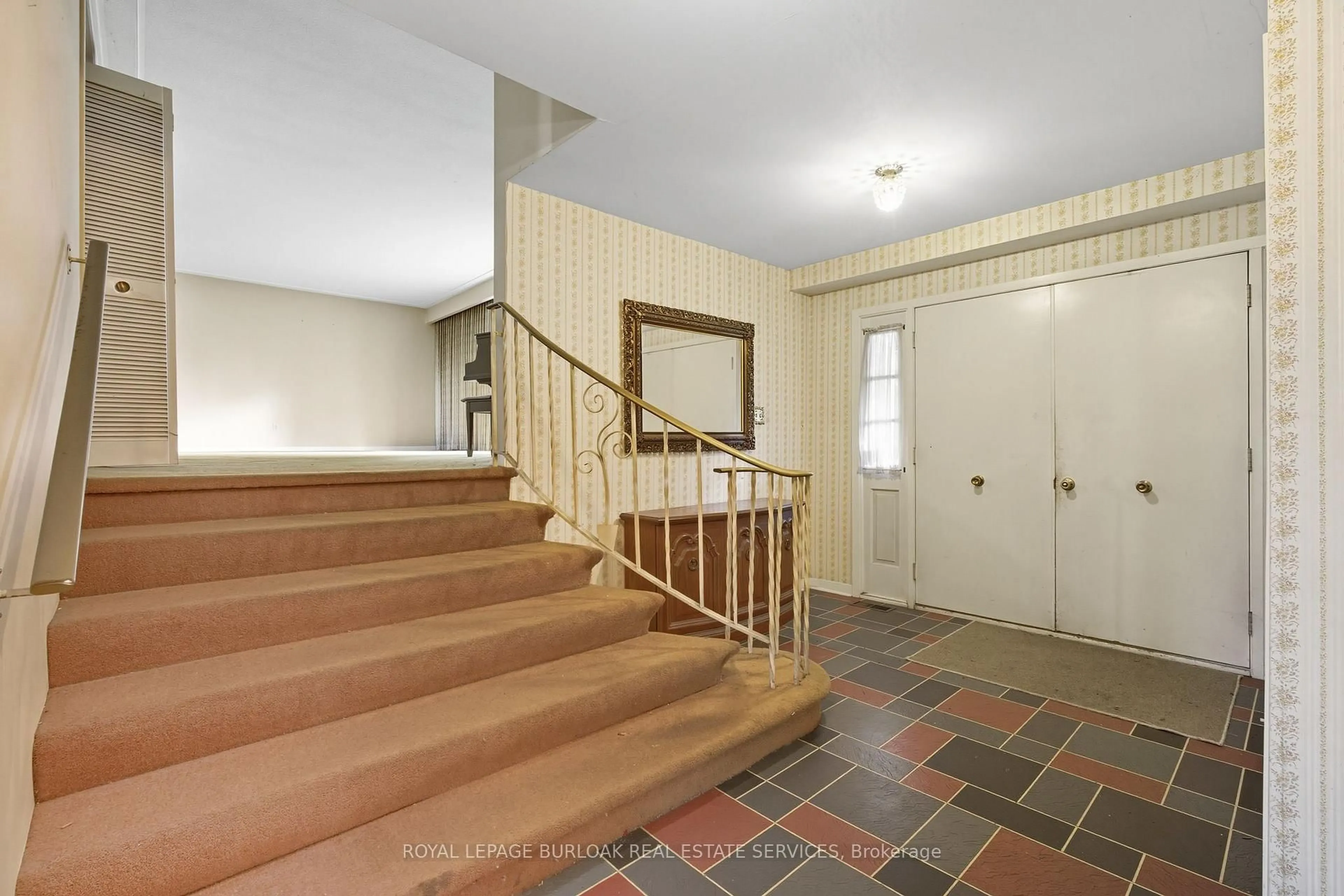Indoor foyer for 264 Camelot Dr, Burlington Ontario L7L 2G1
