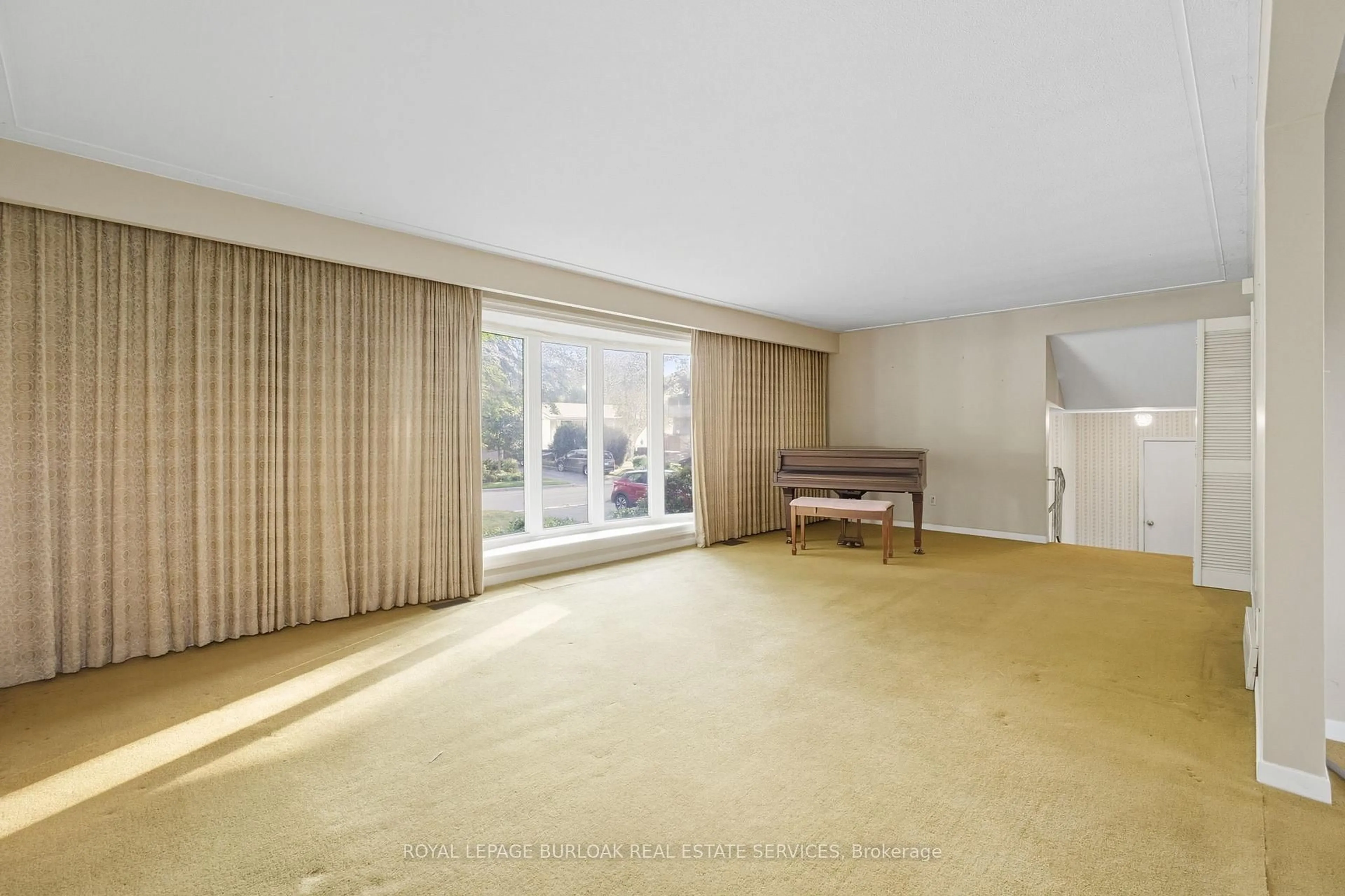 A pic of a room for 264 Camelot Dr, Burlington Ontario L7L 2G1