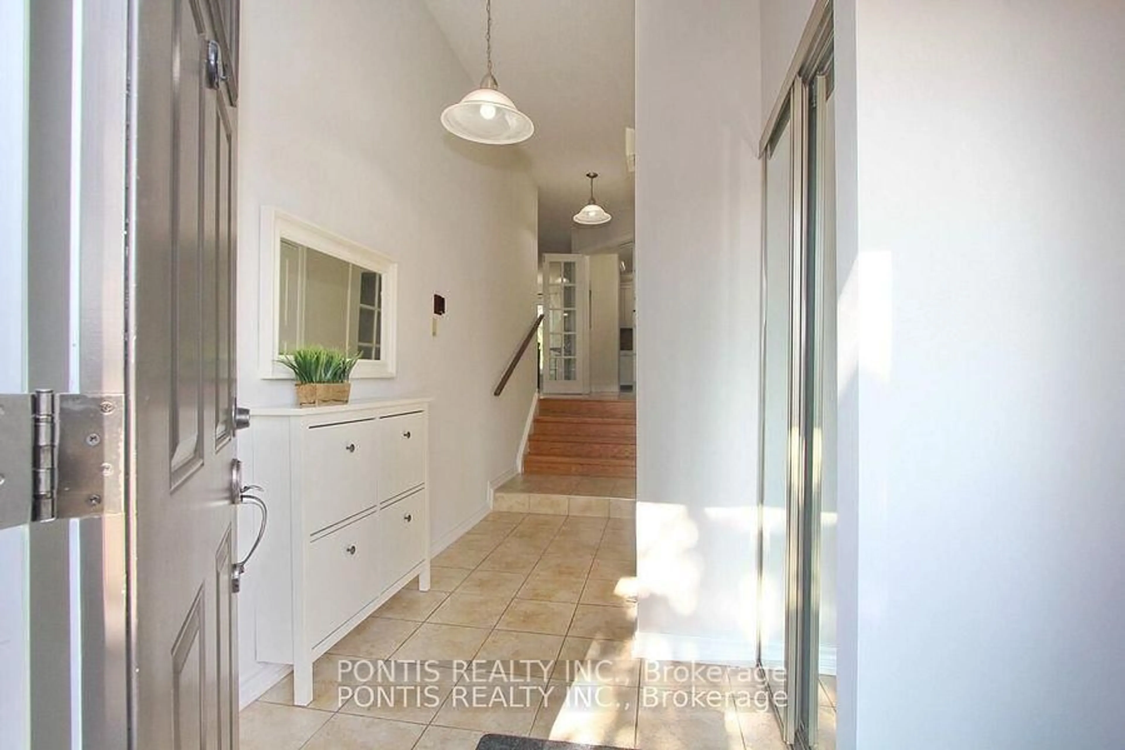 Indoor entryway for 72 SHELDRAKE Crt, Brampton Ontario L6Y 2W9