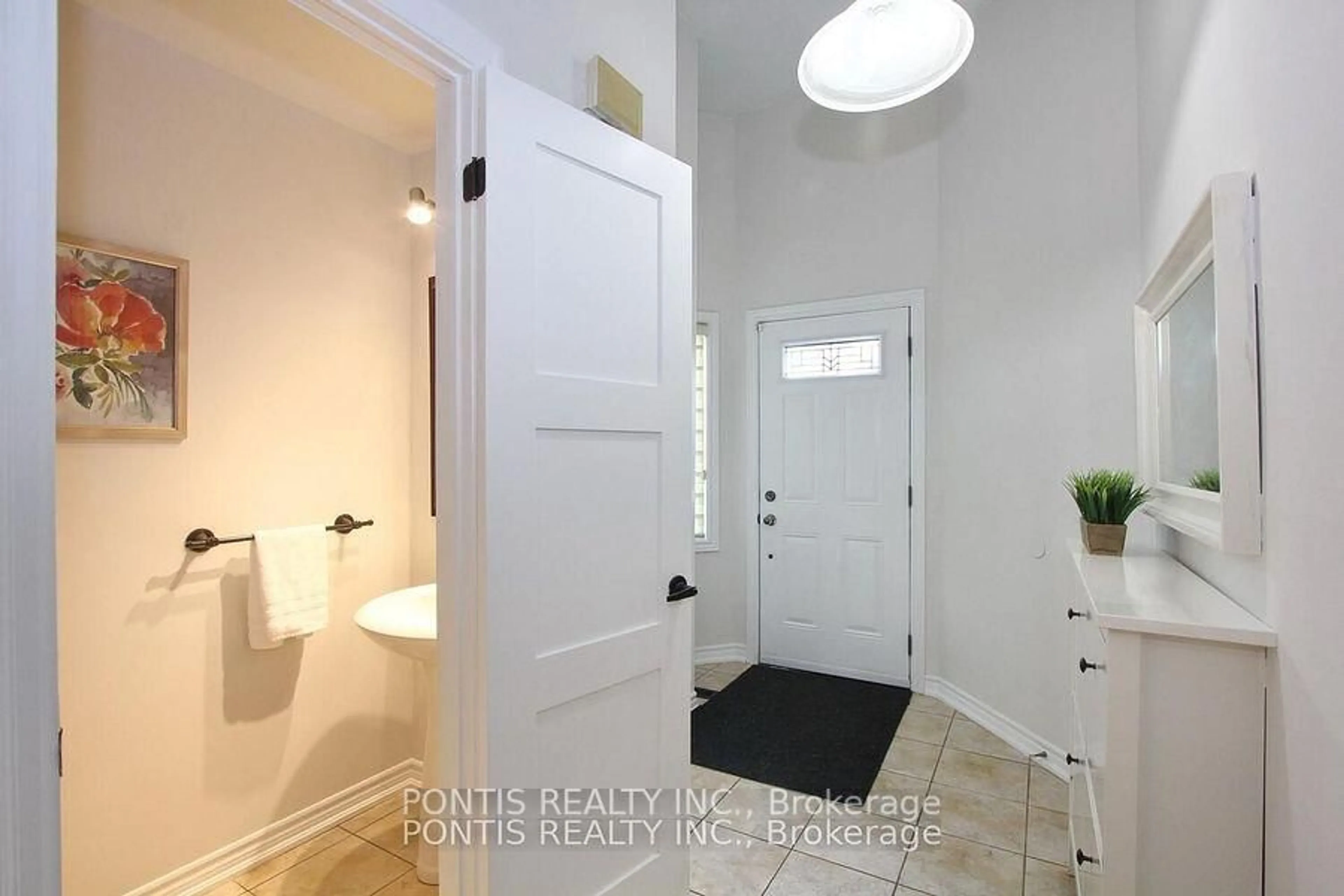 Indoor entryway for 72 SHELDRAKE Crt, Brampton Ontario L6Y 2W9