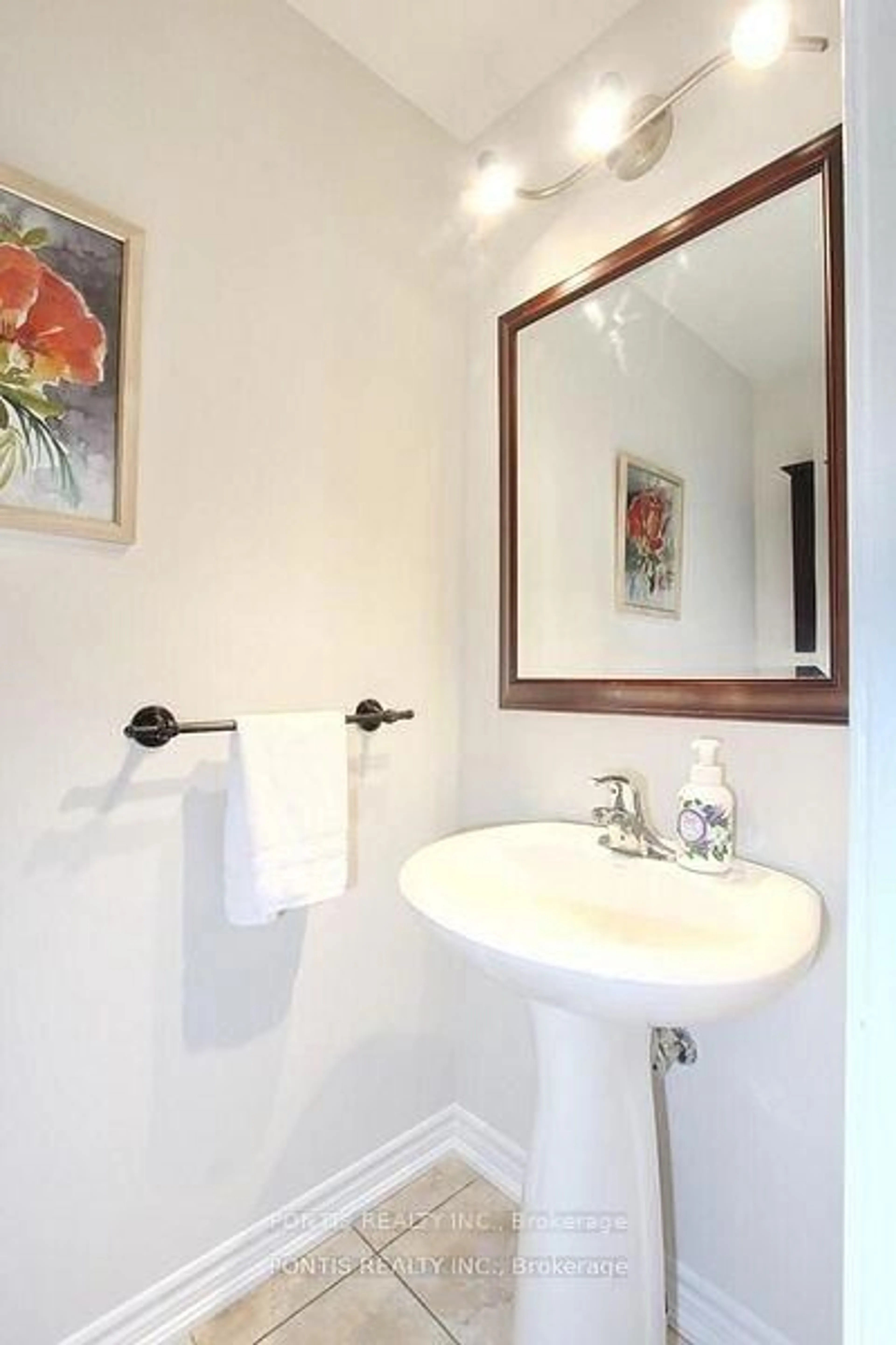 Standard bathroom, ceramic/tile floor for 72 SHELDRAKE Crt, Brampton Ontario L6Y 2W9