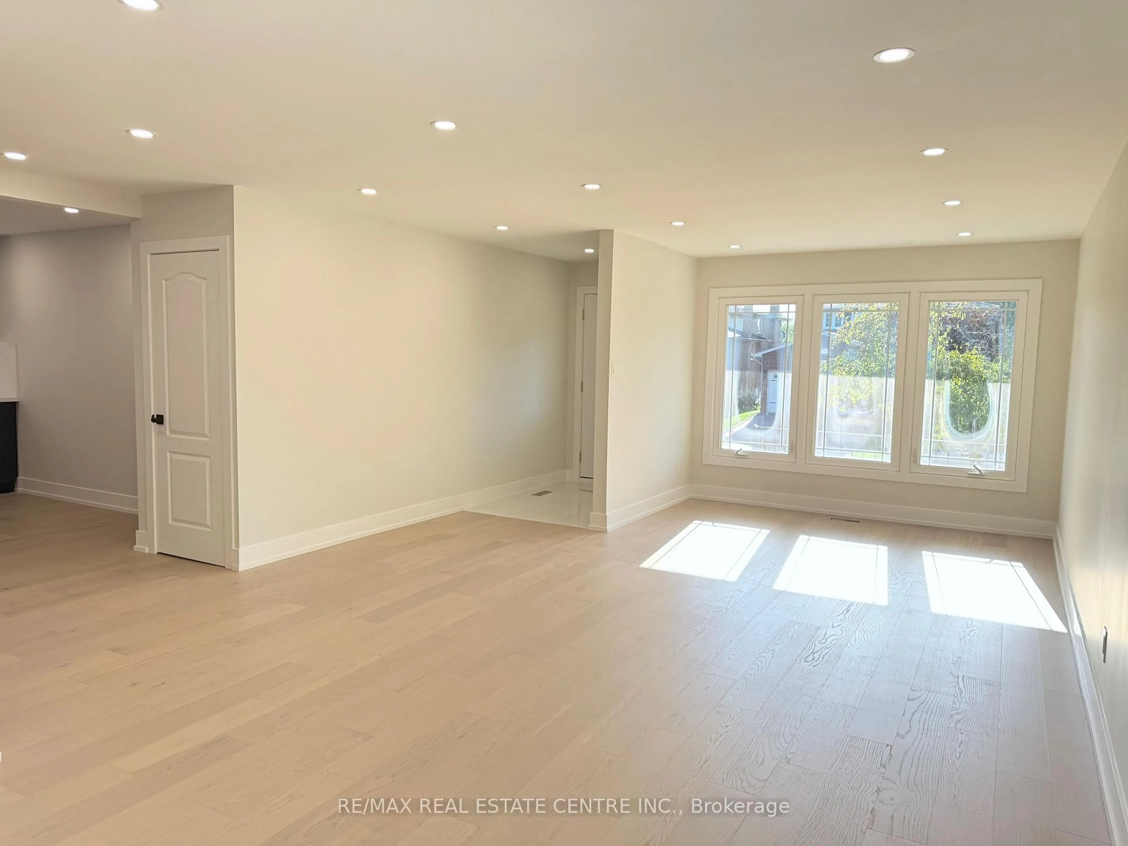 A pic of a room for 1215 Larny Crt, Mississauga Ontario L4W 3N4