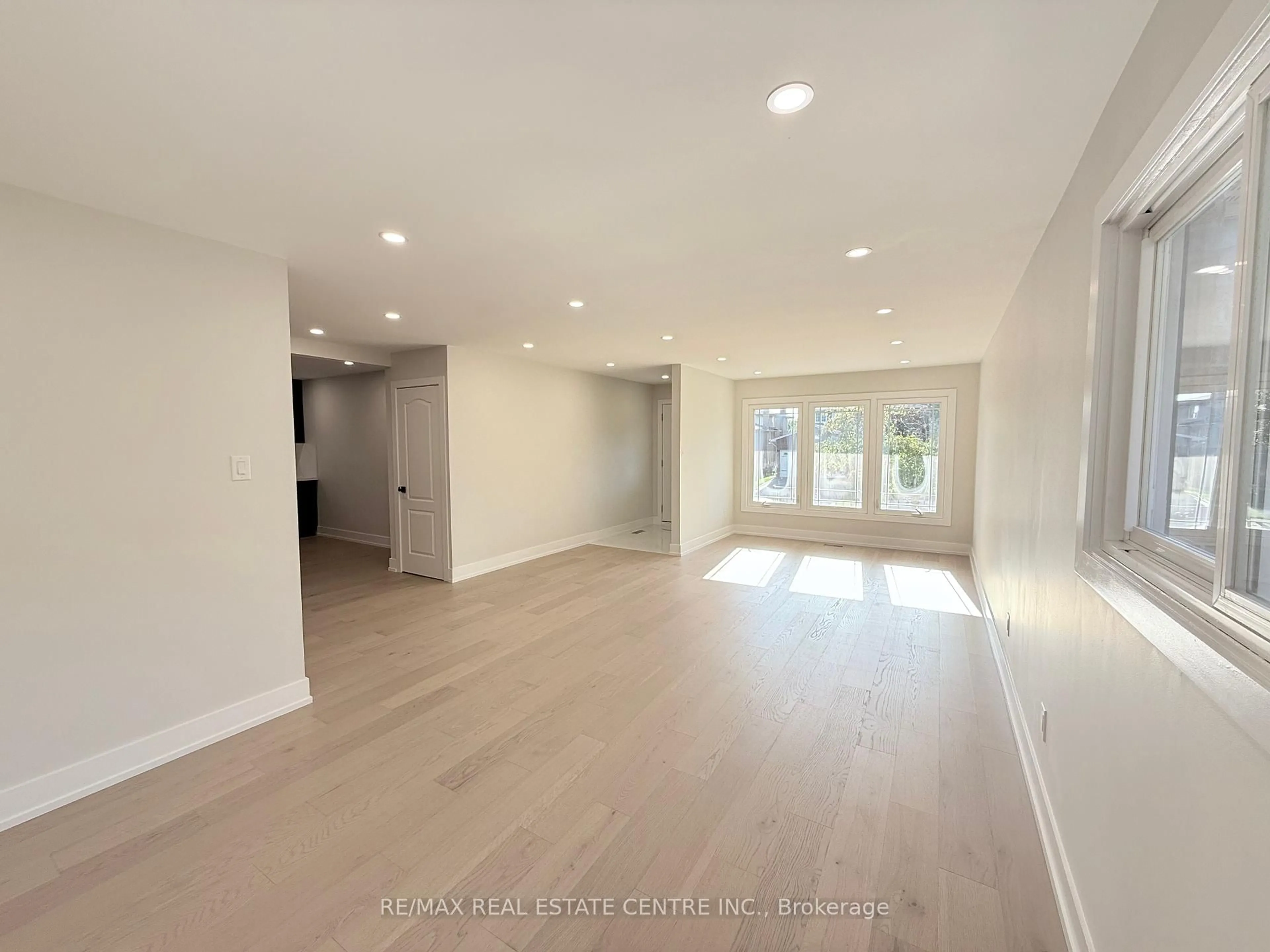 A pic of a room for 1215 Larny Crt, Mississauga Ontario L4W 3N4
