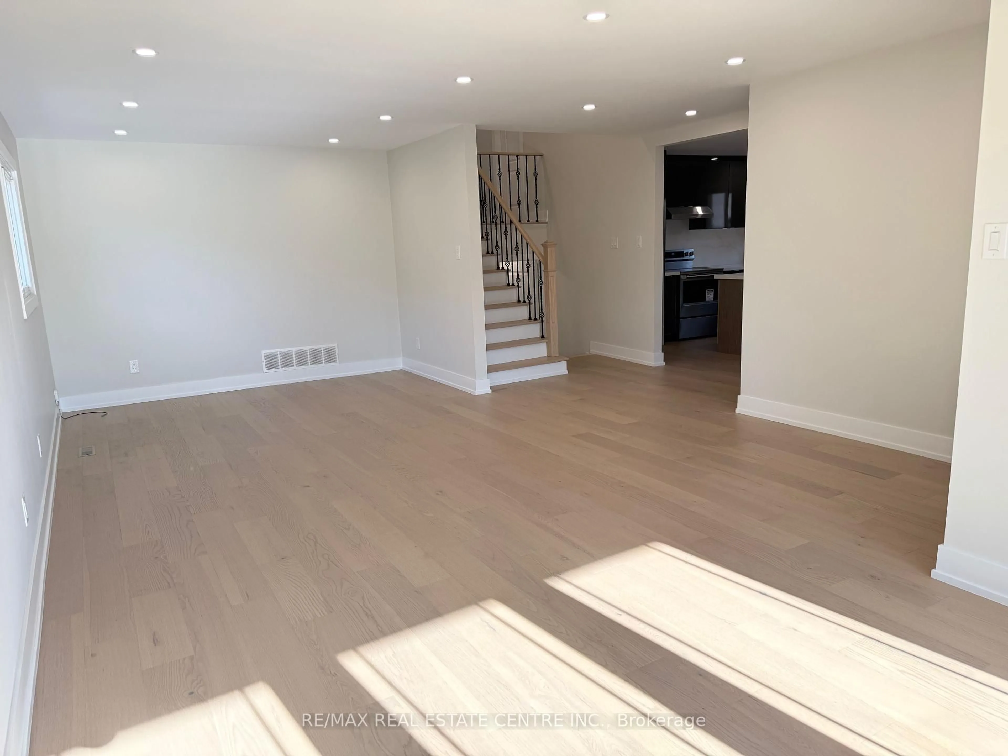 A pic of a room for 1215 Larny Crt, Mississauga Ontario L4W 3N4