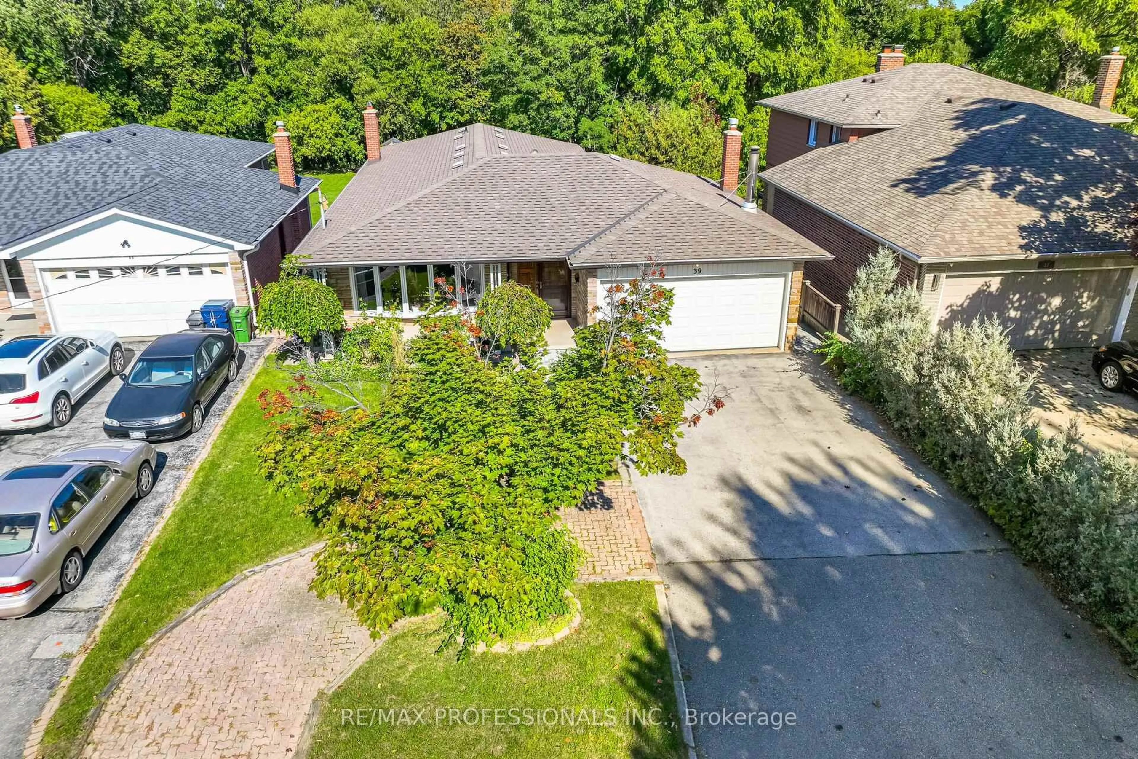 A pic from outside/outdoor area/front of a property/back of a property/a pic from drone, street for 39 Elmcrest Rd, Toronto Ontario M9C 3R7