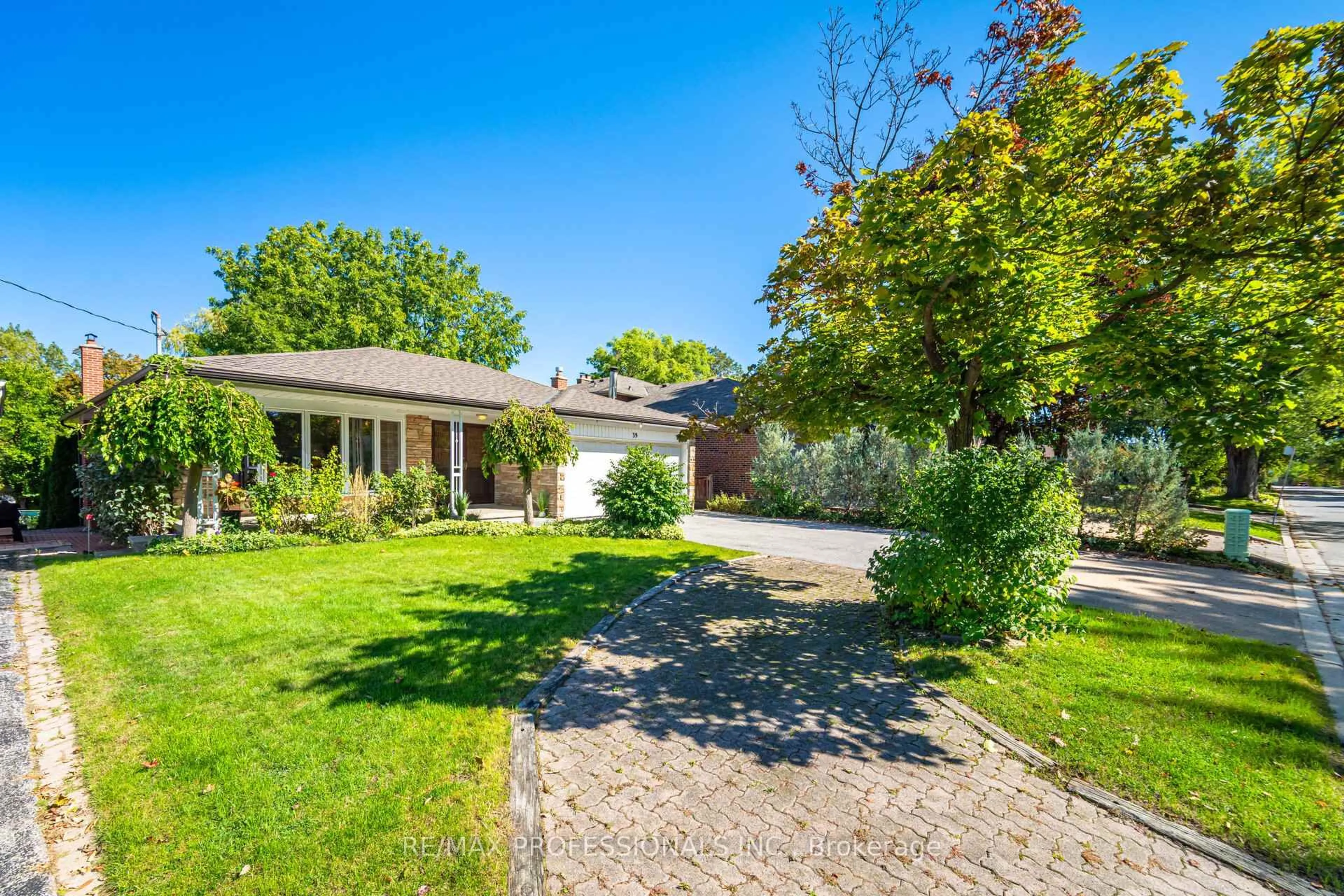 A pic from outside/outdoor area/front of a property/back of a property/a pic from drone, street for 39 Elmcrest Rd, Toronto Ontario M9C 3R7