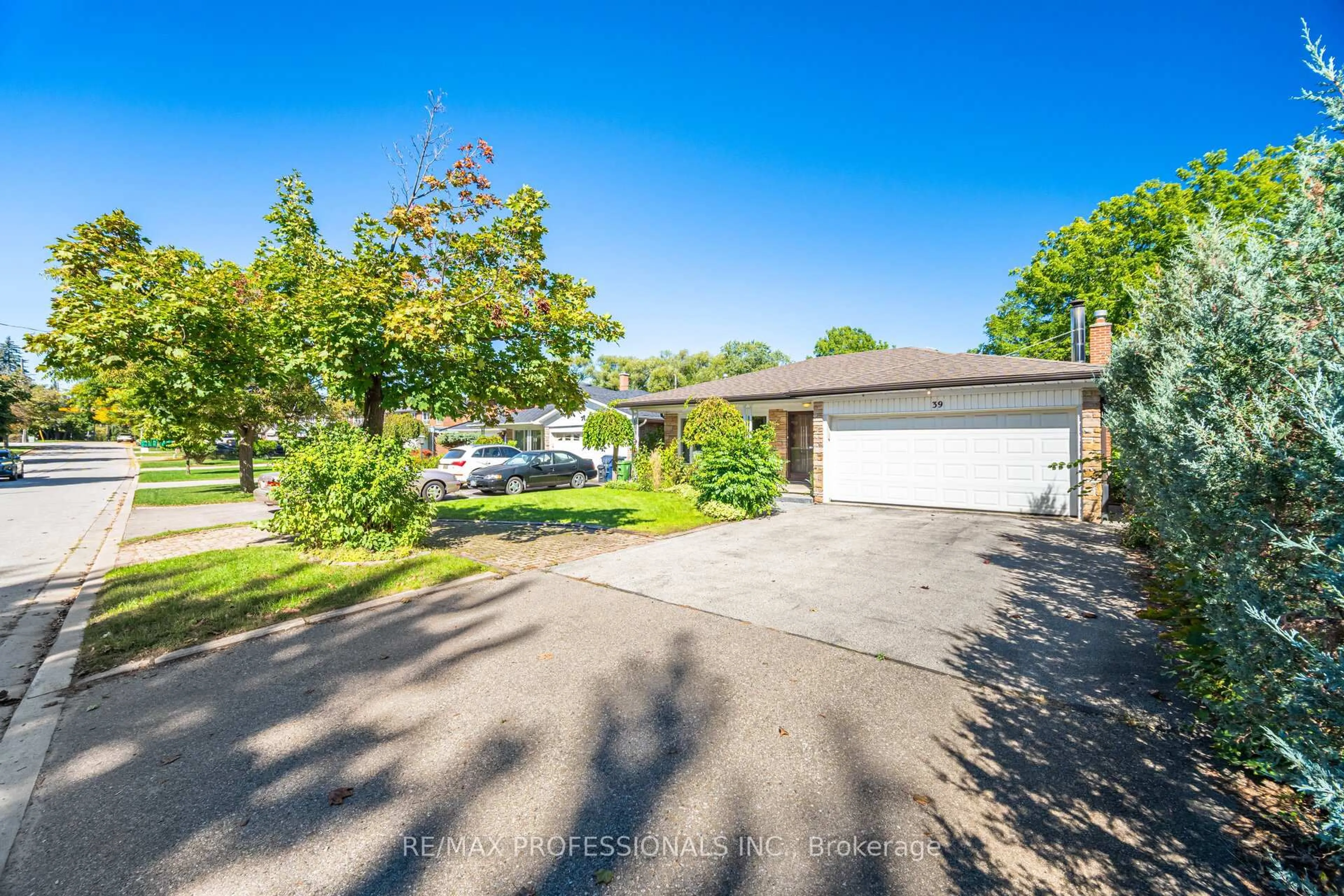 A pic from outside/outdoor area/front of a property/back of a property/a pic from drone, street for 39 Elmcrest Rd, Toronto Ontario M9C 3R7