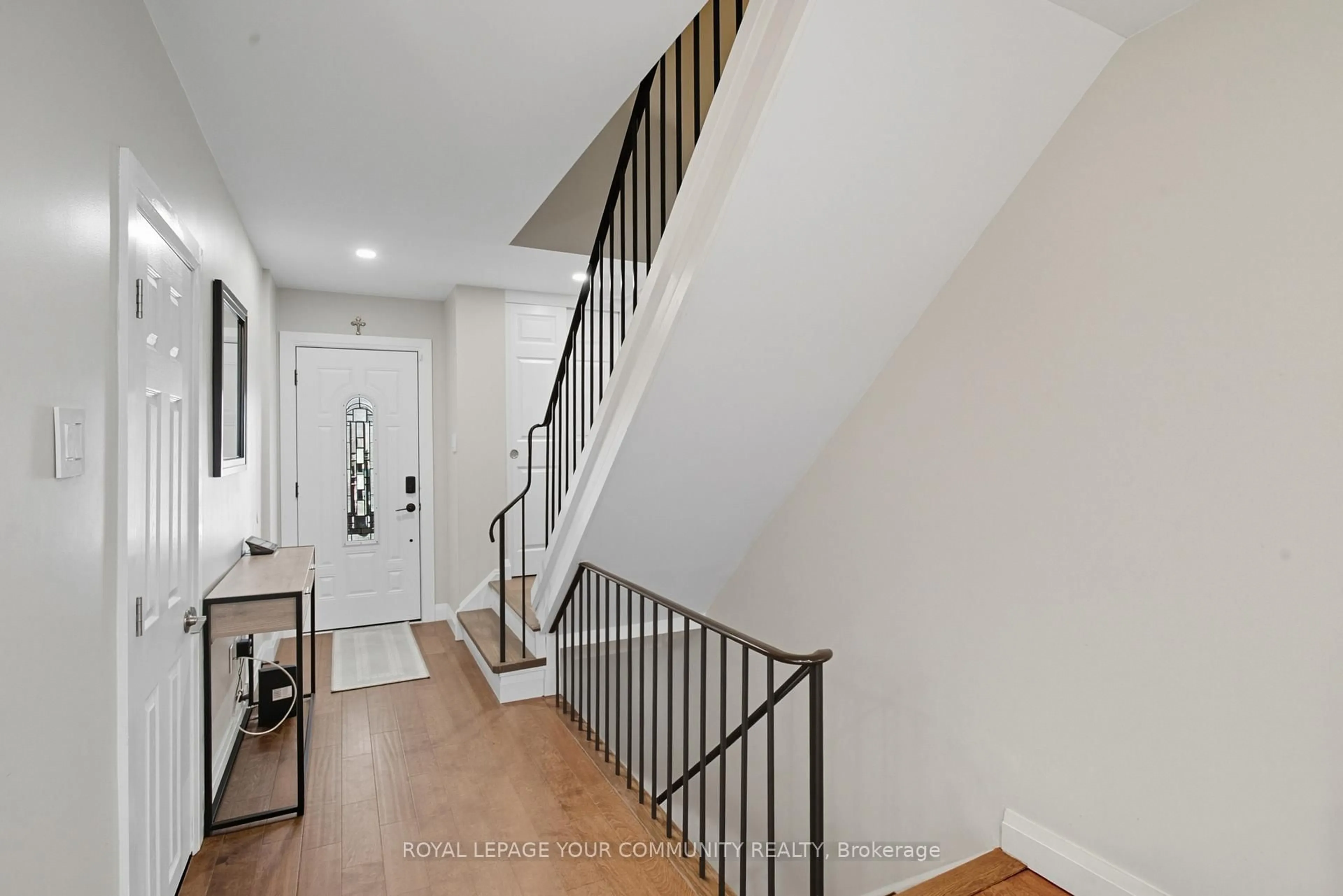 Indoor entryway for 1528 Lancaster Dr #23, Oakville Ontario L6H 2Z2