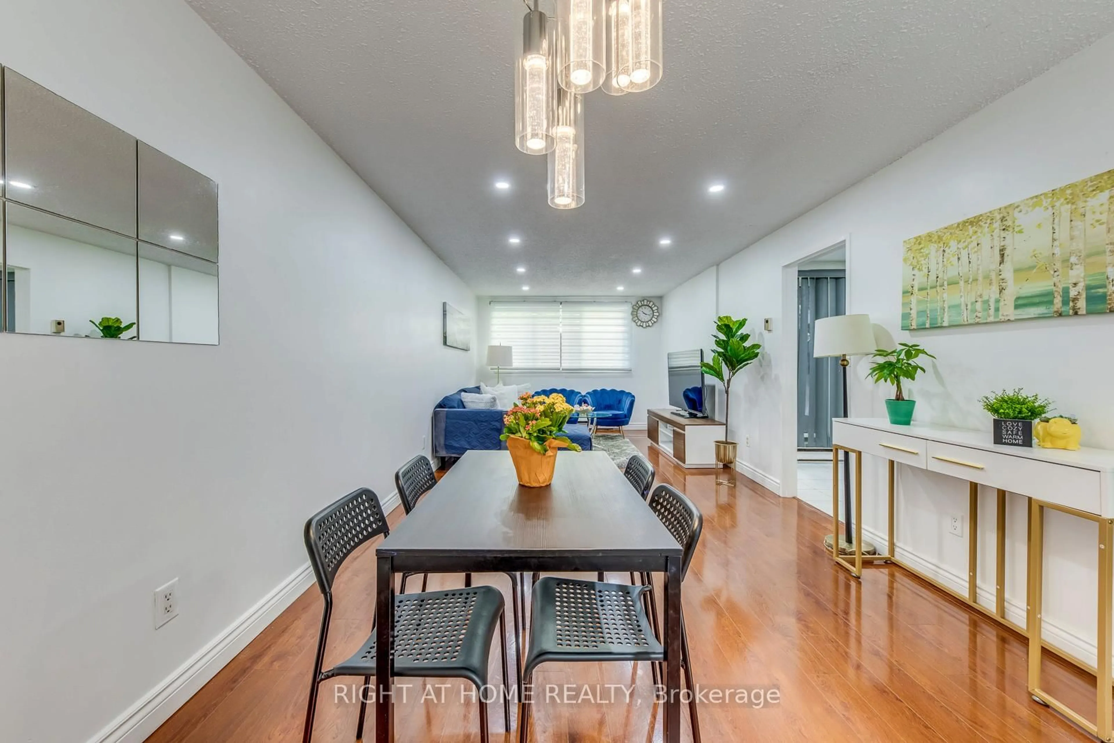 Dining room, wood/laminate floor for 2170 Bromsgrove Rd #89, Mississauga Ontario L5J 4J2