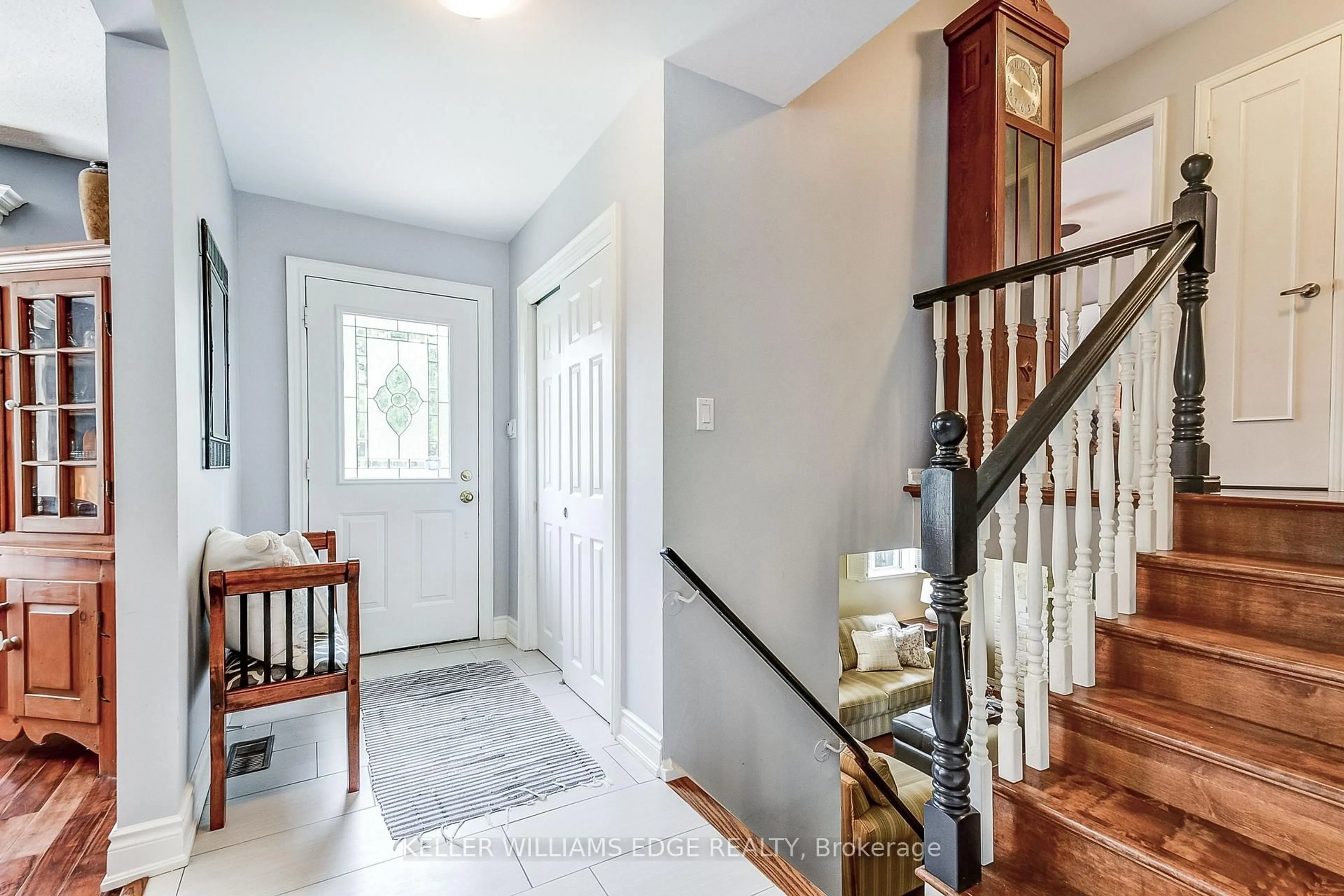 Indoor entryway for 5203 Broughton Cres, Burlington Ontario L7L 3C1