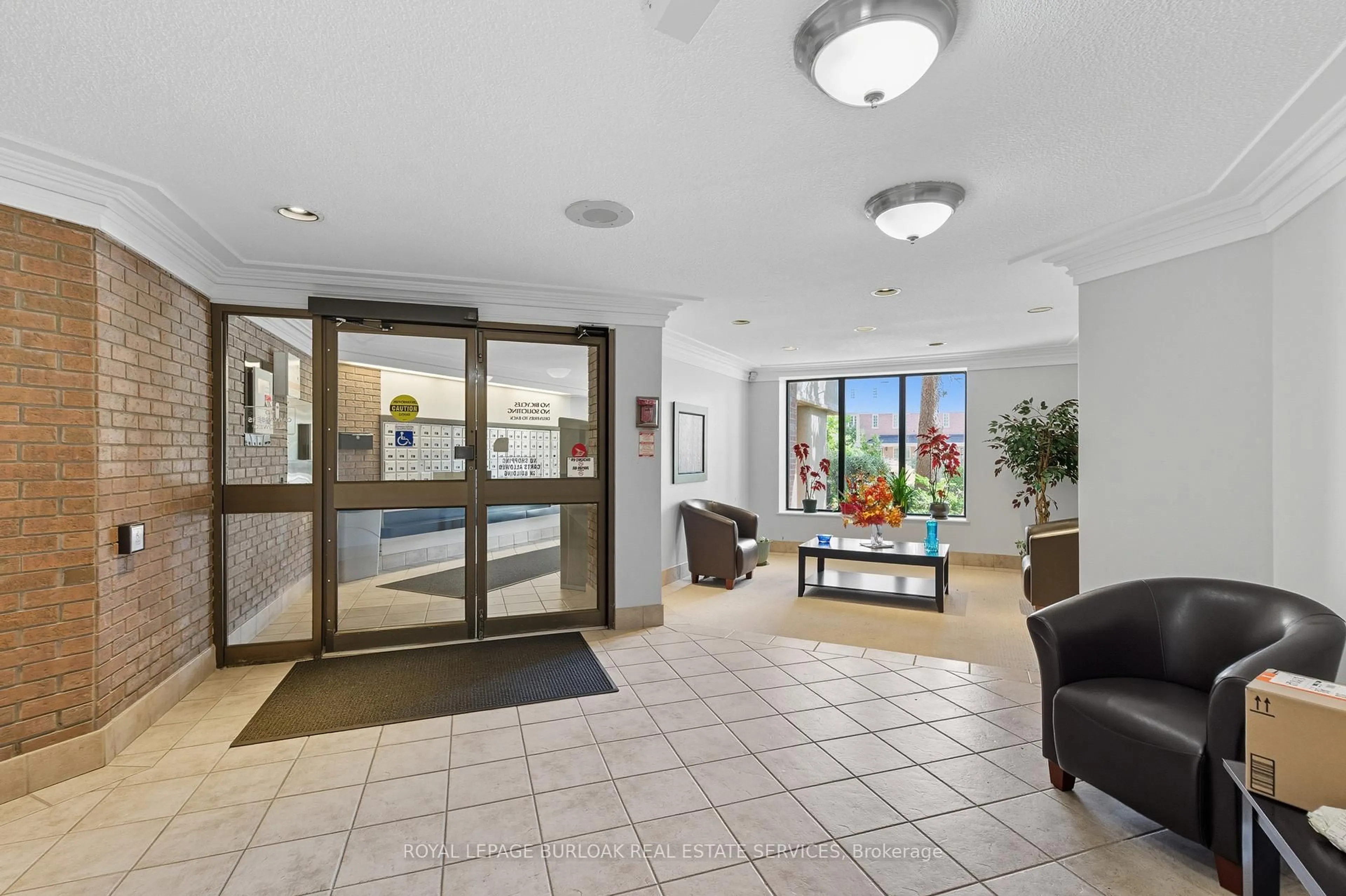 Indoor foyer for 6720 Glen Erin Dr #902, Mississauga Ontario L5N 3K8