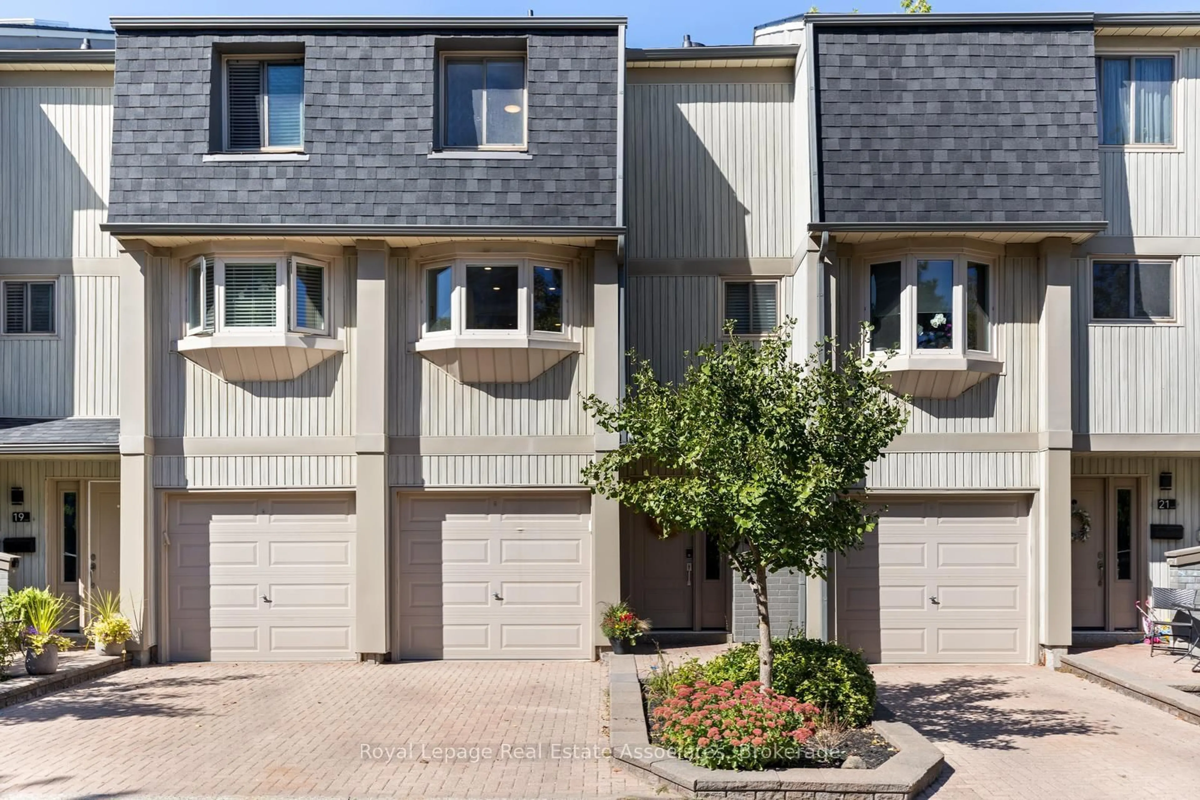 Home with vinyl exterior material, street for 1020 Walden Circ #20, Mississauga Ontario L5J 4J9
