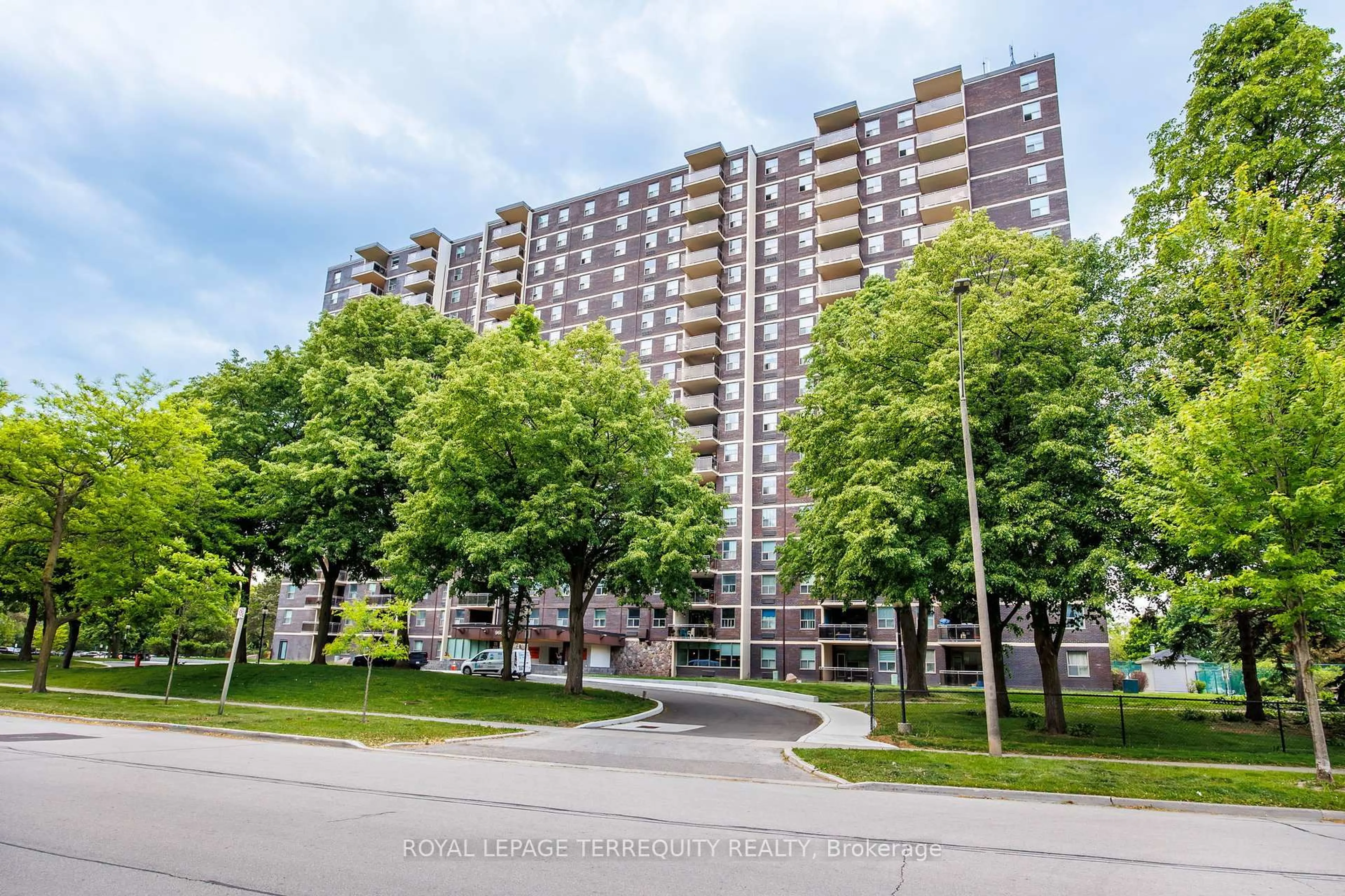 A pic from outside/outdoor area/front of a property/back of a property/a pic from drone, street for 966 Inverhouse Dr #1006, Mississauga Ontario L5J 4B6