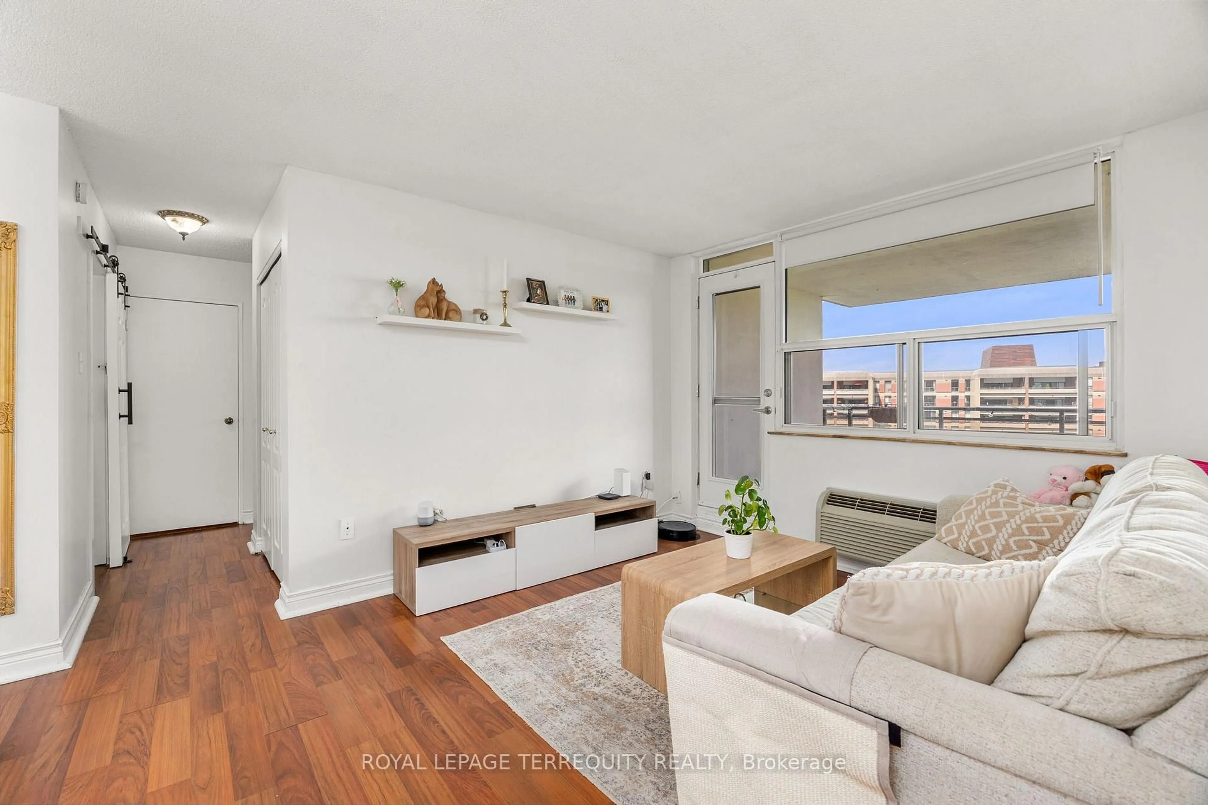 Living room with furniture, wood/laminate floor for 966 Inverhouse Dr #1006, Mississauga Ontario L5J 4B6