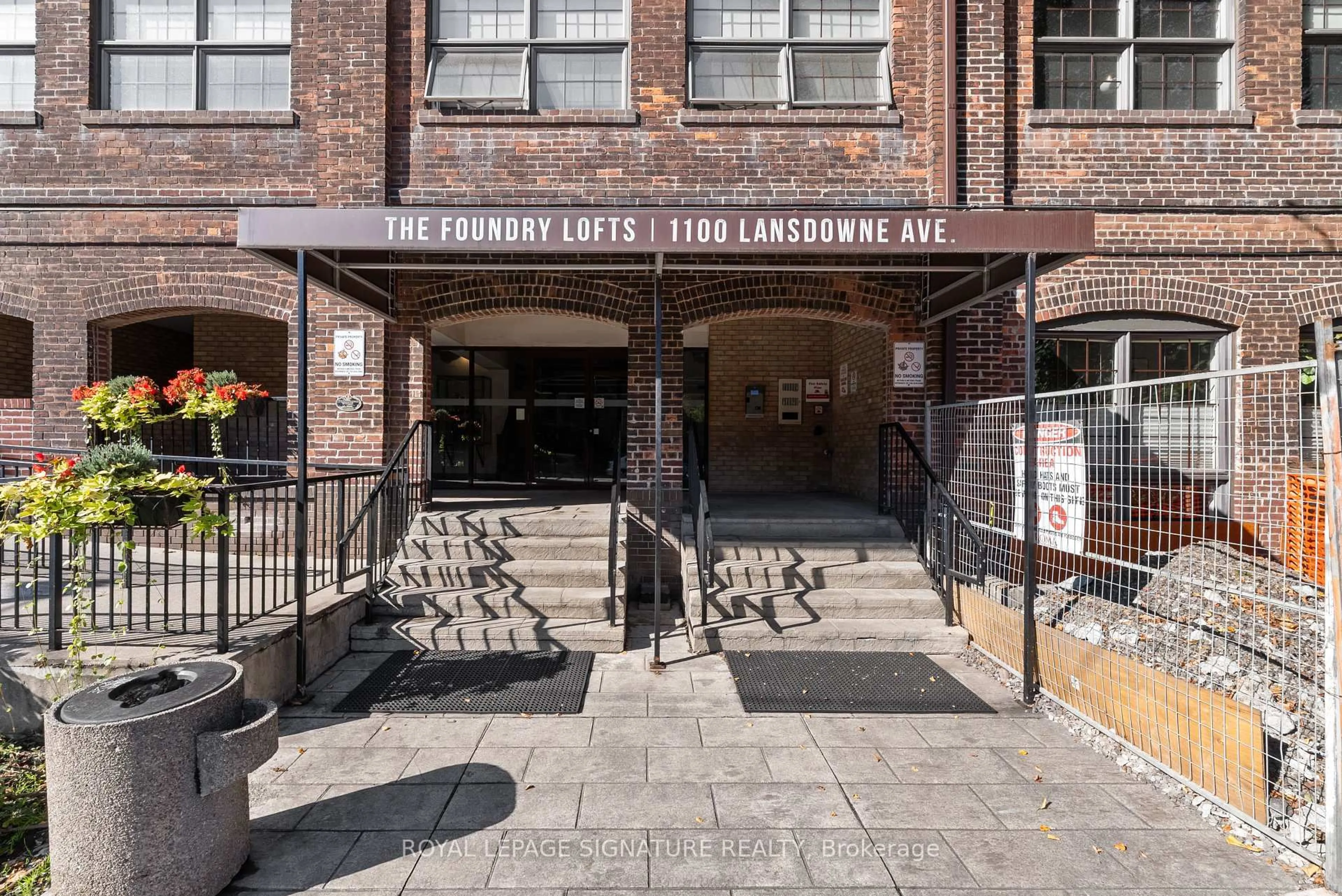 Indoor foyer for 1100 Lansdowne Ave #336, Toronto Ontario M6H 4K1