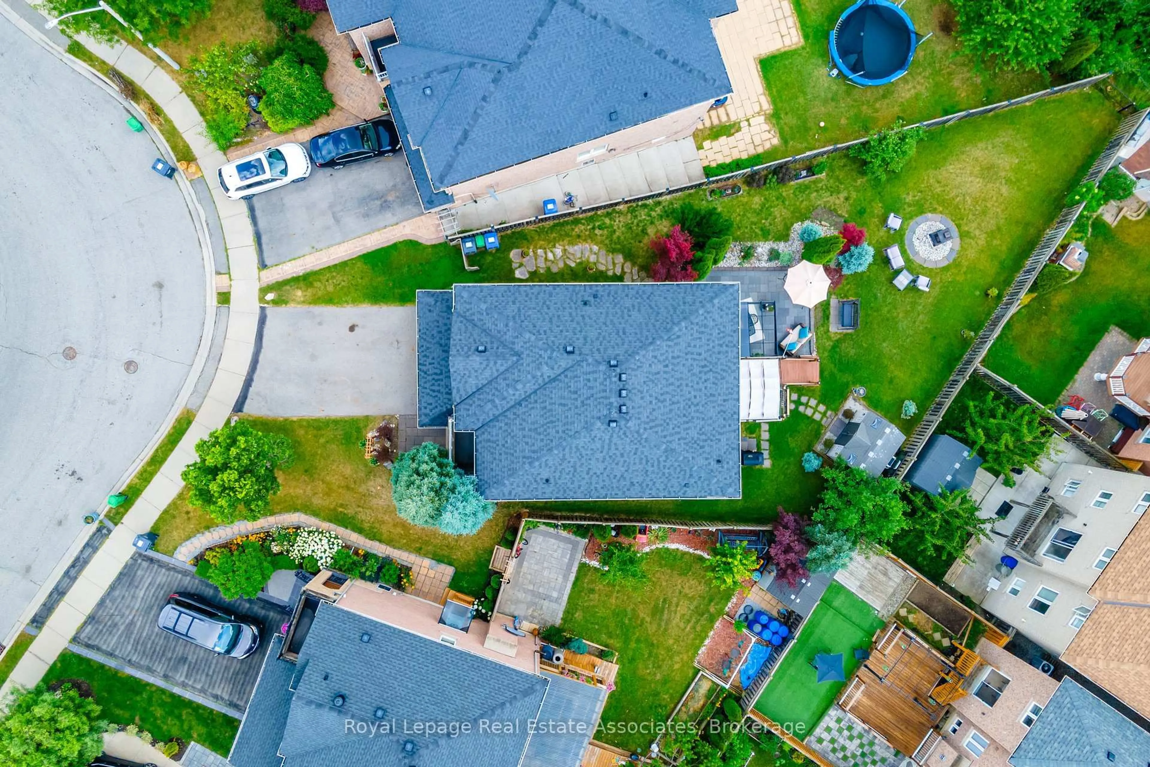 A pic from outside/outdoor area/front of a property/back of a property/a pic from drone, street for 16 Sandyside Cres, Brampton Ontario L7A 3P8