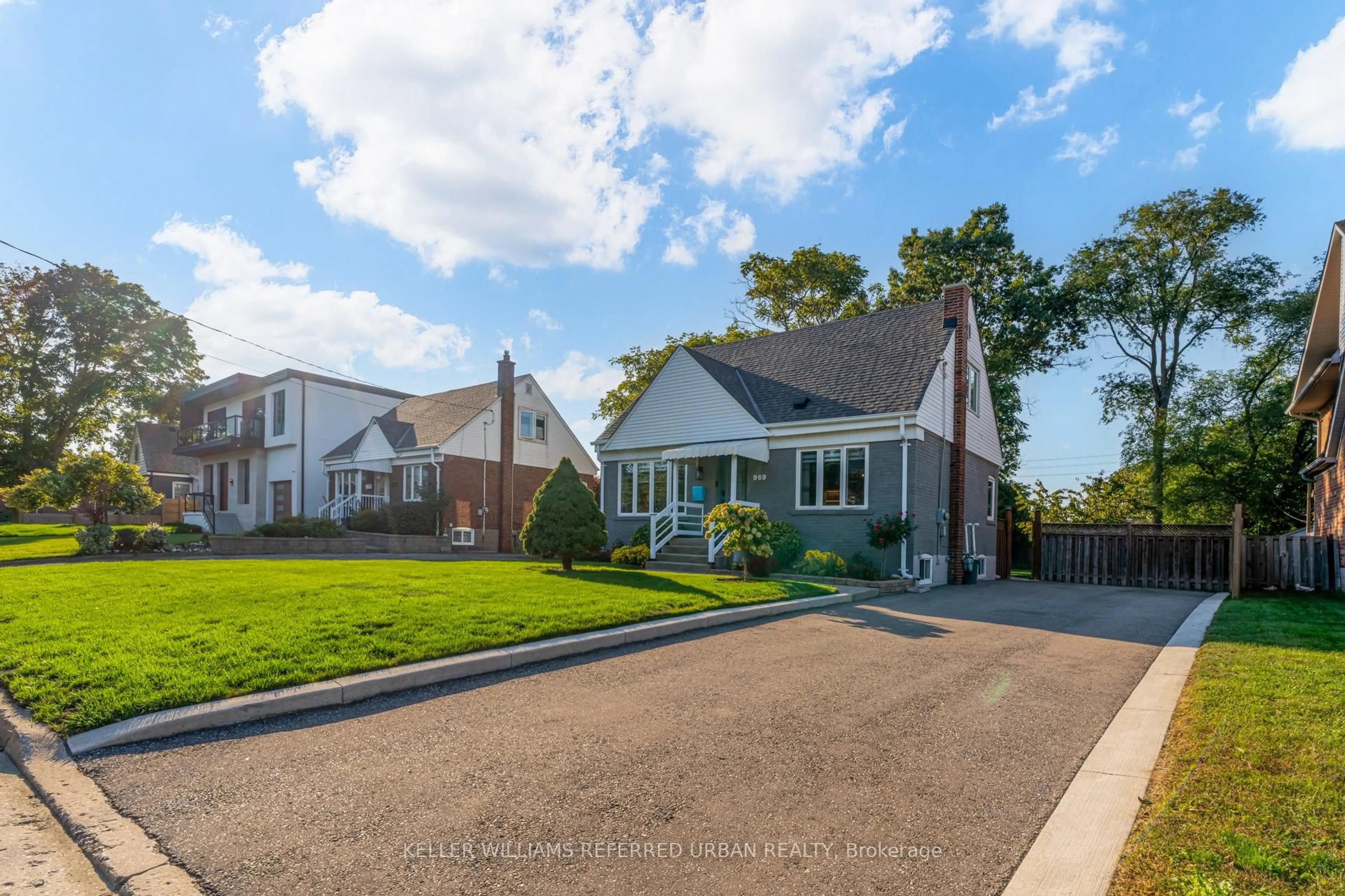 A pic from outside/outdoor area/front of a property/back of a property/a pic from drone, street for 969 Dormer St, Mississauga Ontario L5E 1T7