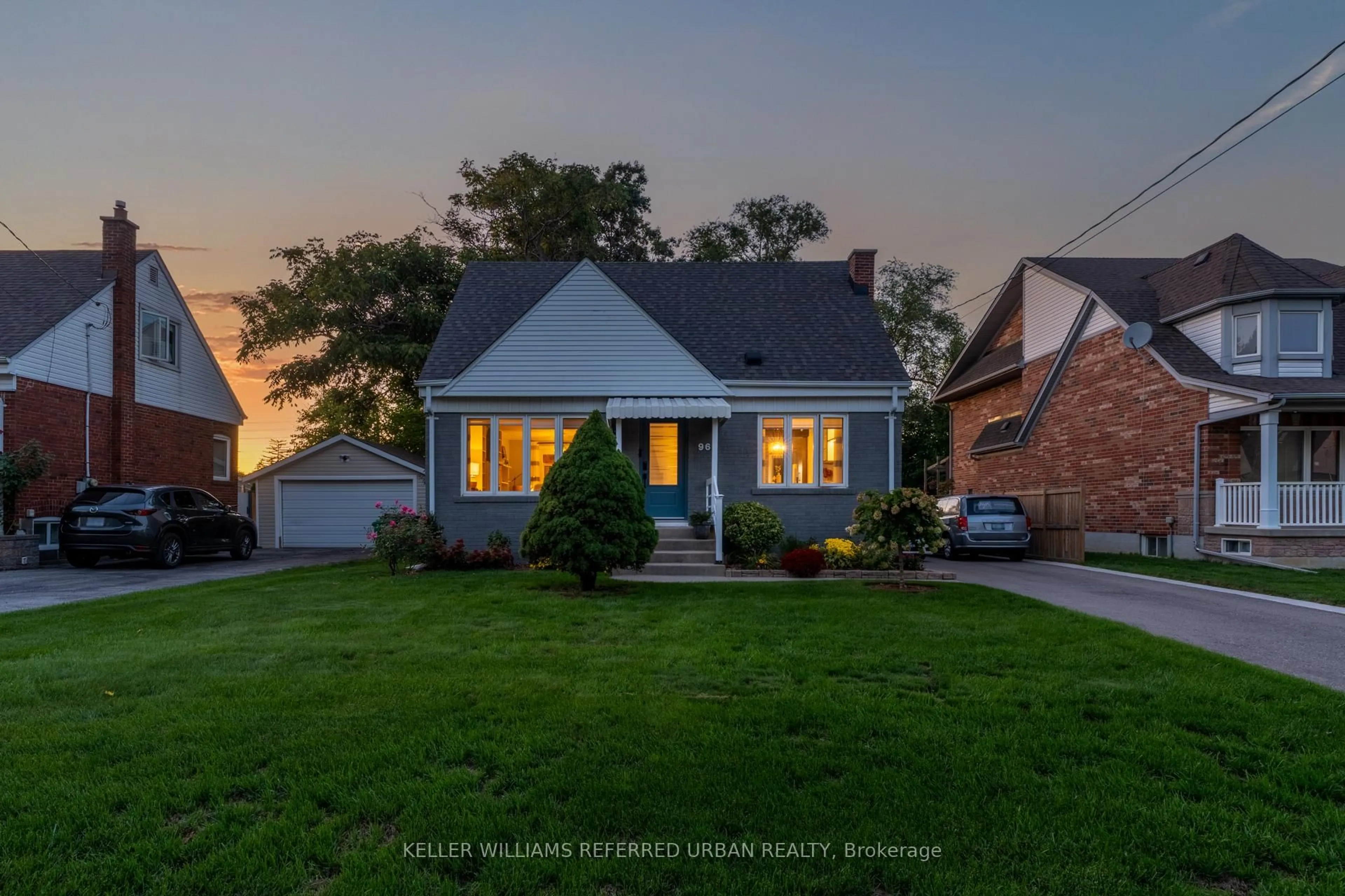 A pic from outside/outdoor area/front of a property/back of a property/a pic from drone, street for 969 Dormer St, Mississauga Ontario L5E 1T7