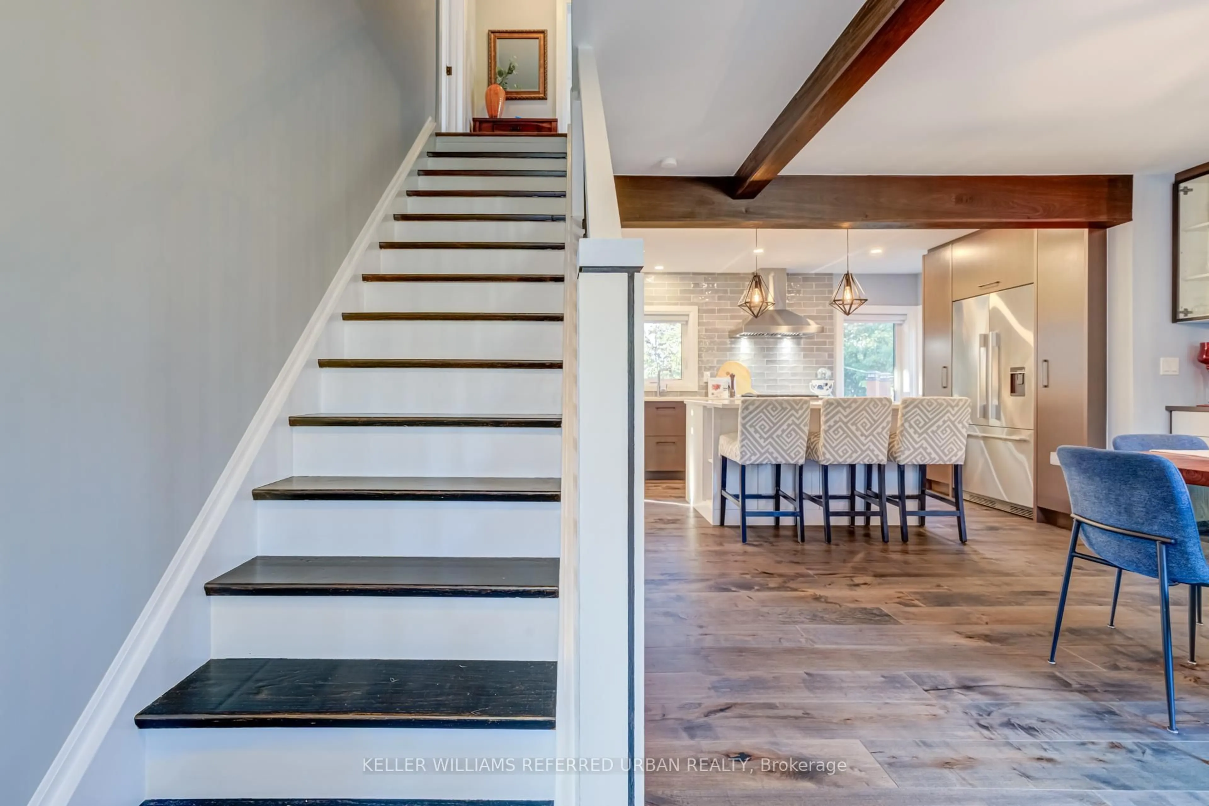 Stairs for 969 Dormer St, Mississauga Ontario L5E 1T7