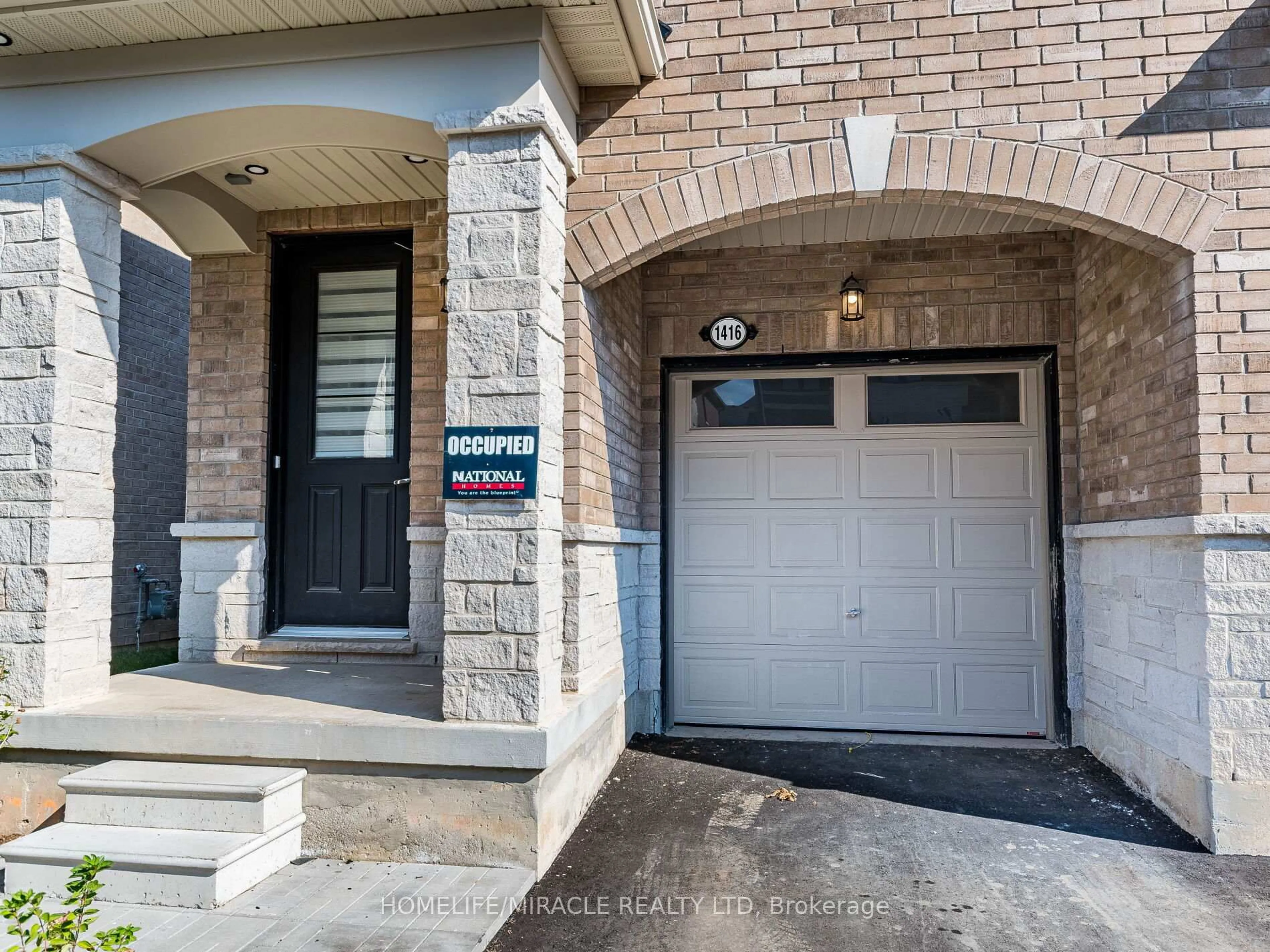 Indoor entryway for 1416 Oakmont Common, Burlington Ontario L7P 0V8
