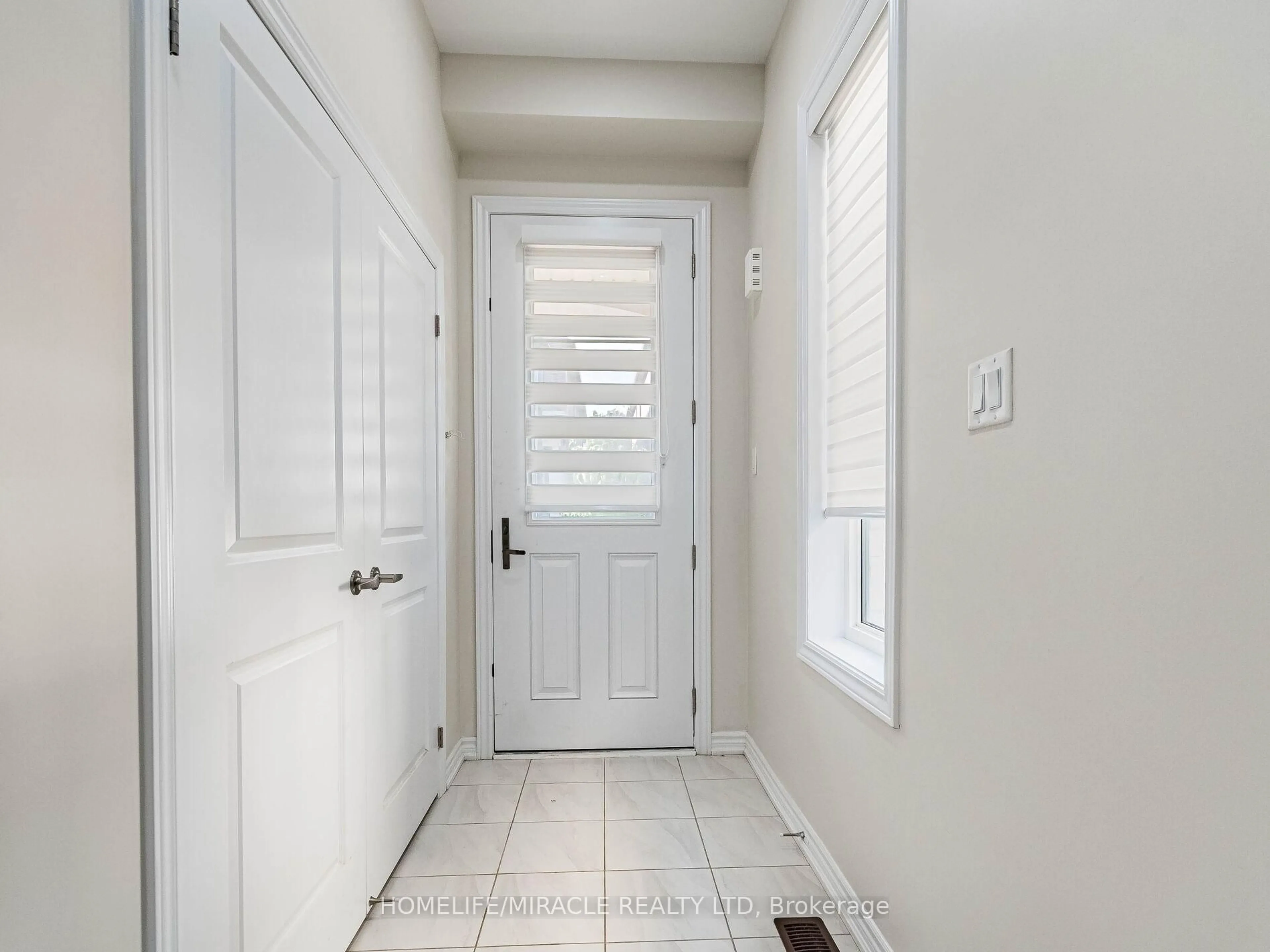 Indoor entryway for 1416 Oakmont Common, Burlington Ontario L7P 0V8