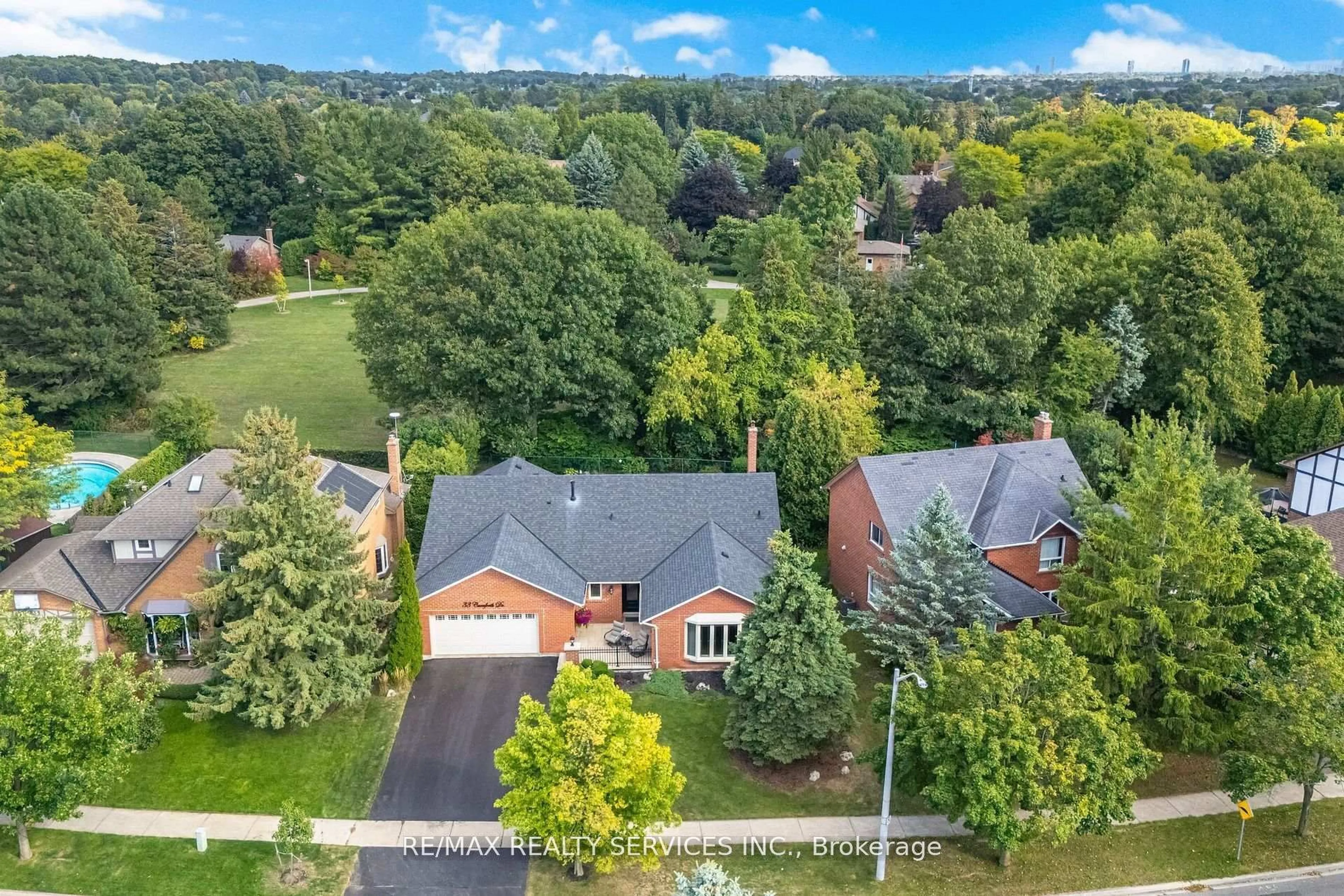 A pic from outside/outdoor area/front of a property/back of a property/a pic from drone, street for 33 Carnforth Dr, Brampton Ontario L6Z 1T8