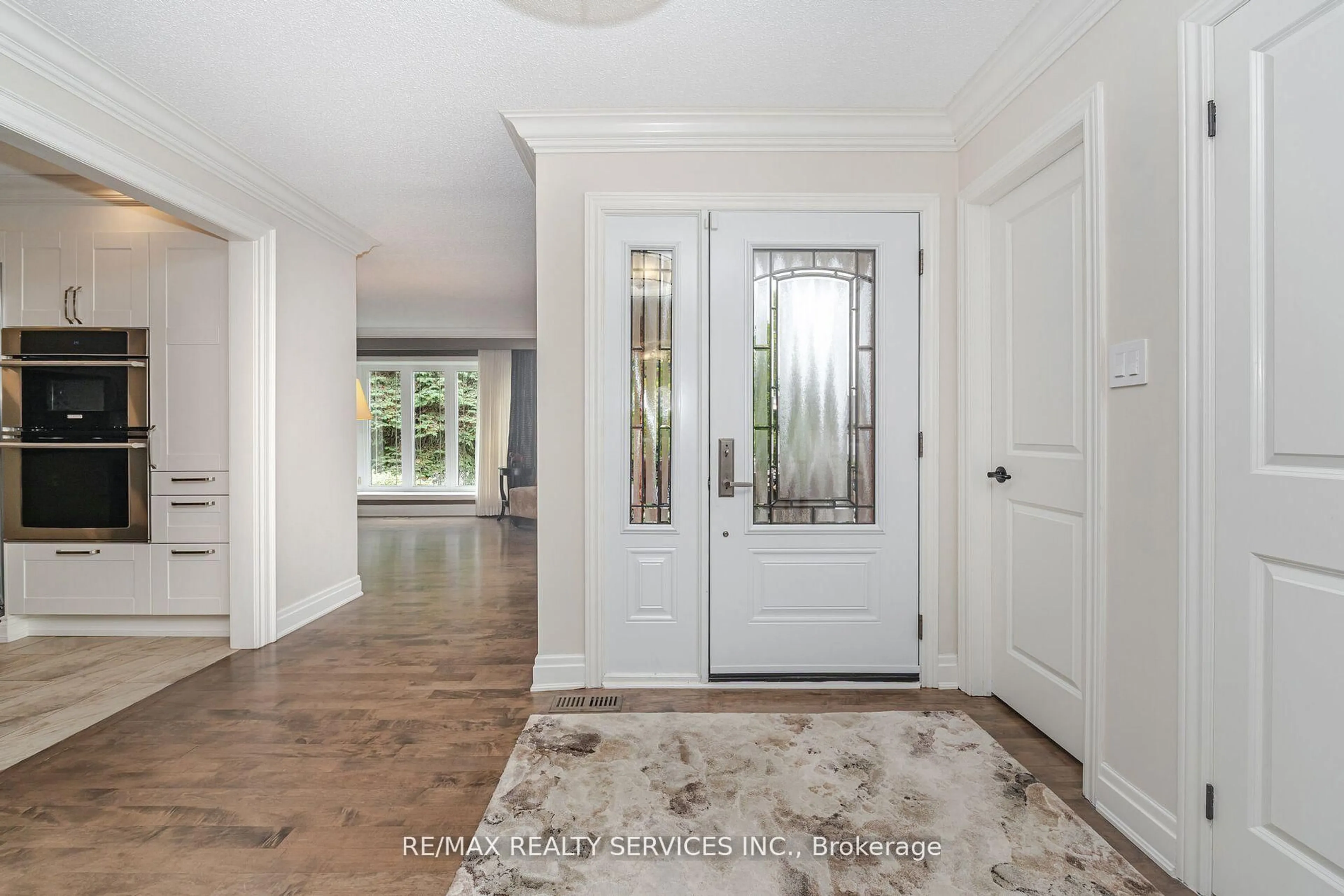 Indoor entryway for 33 Carnforth Dr, Brampton Ontario L6Z 1T8