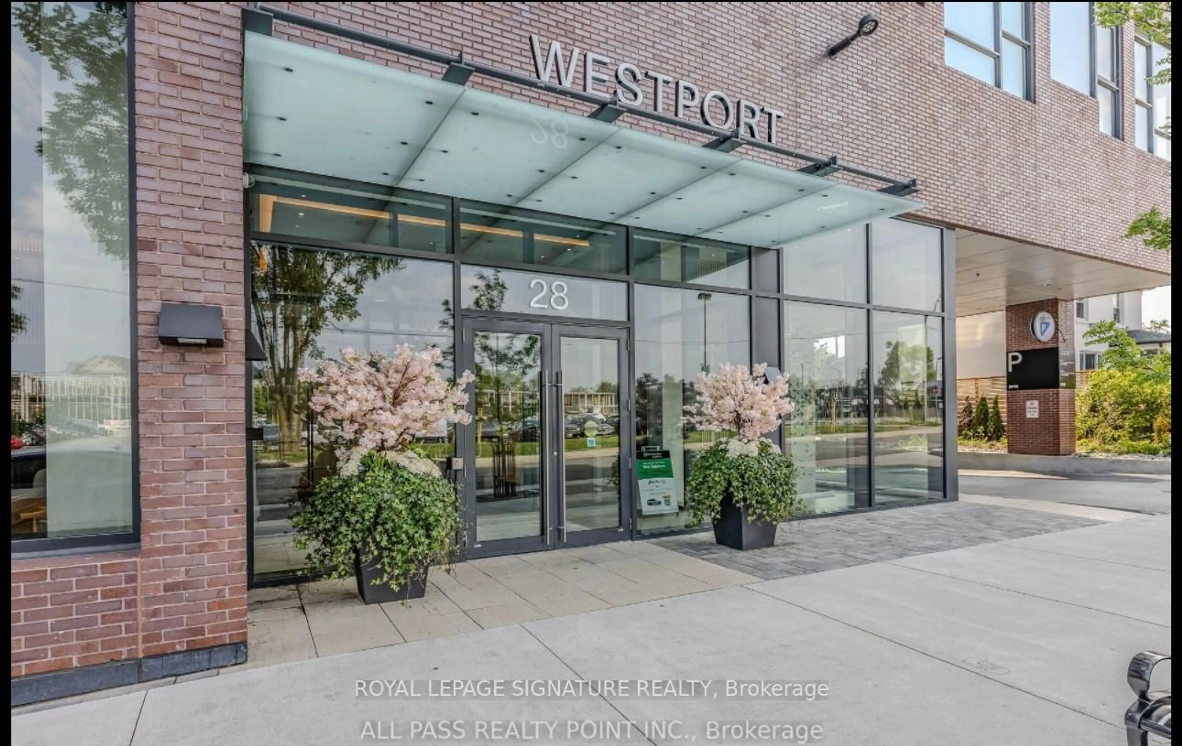 Indoor foyer for 28 Ann St #914, Mississauga Ontario L5G 0E1
