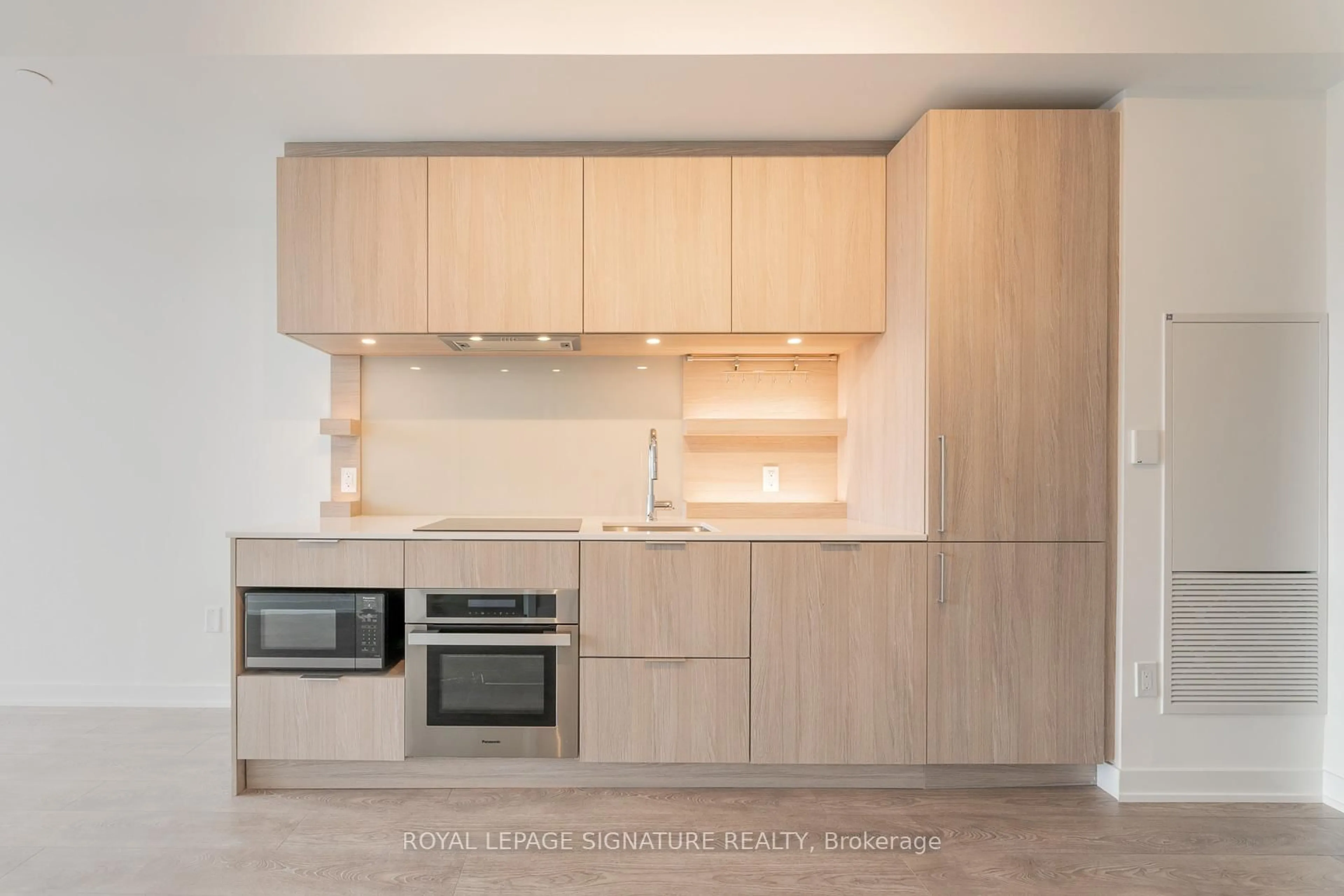 Standard kitchen, wood/laminate floor for 28 Ann St #914, Mississauga Ontario L5G 0E1