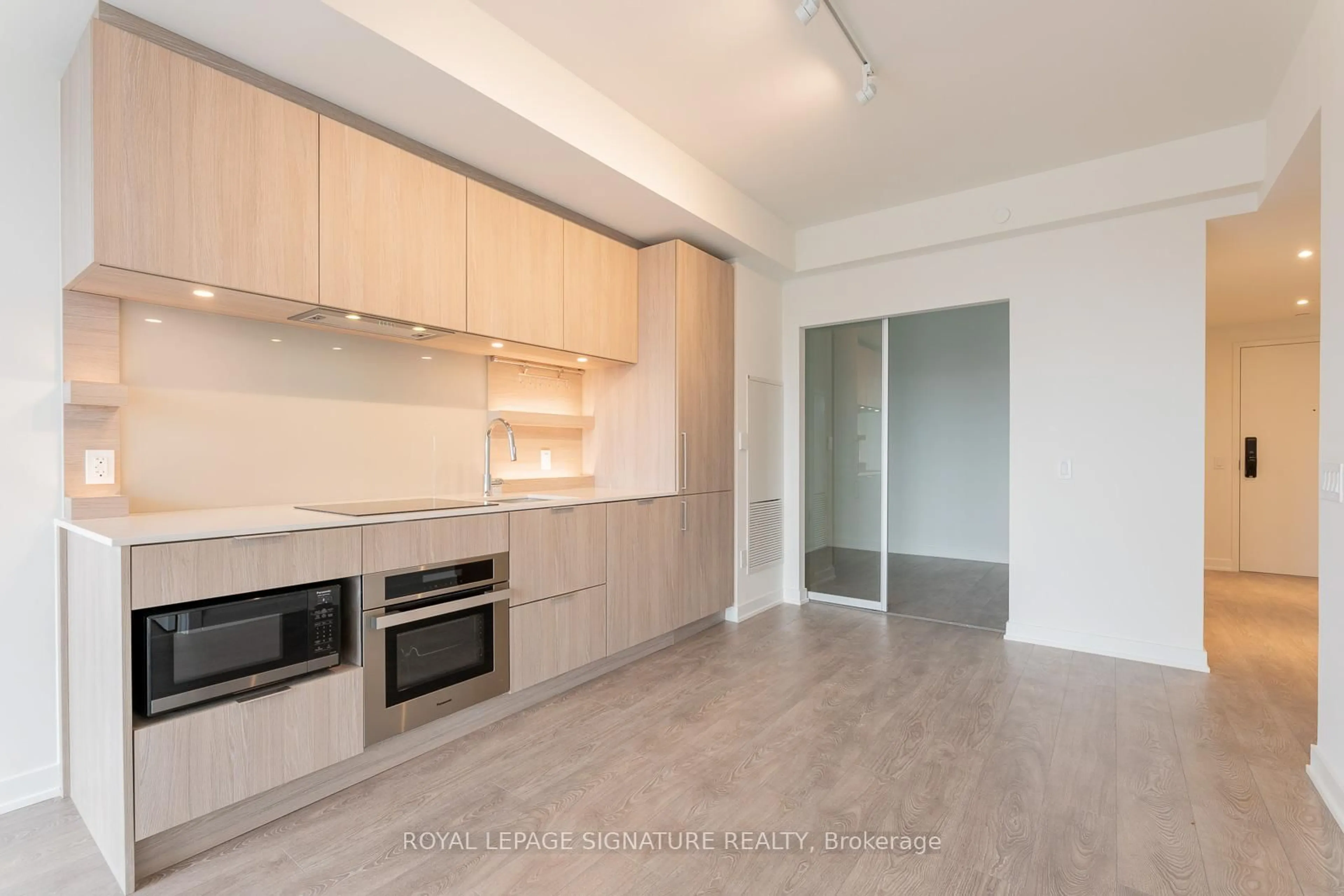 Standard kitchen, unknown for 28 Ann St #914, Mississauga Ontario L5G 0E1
