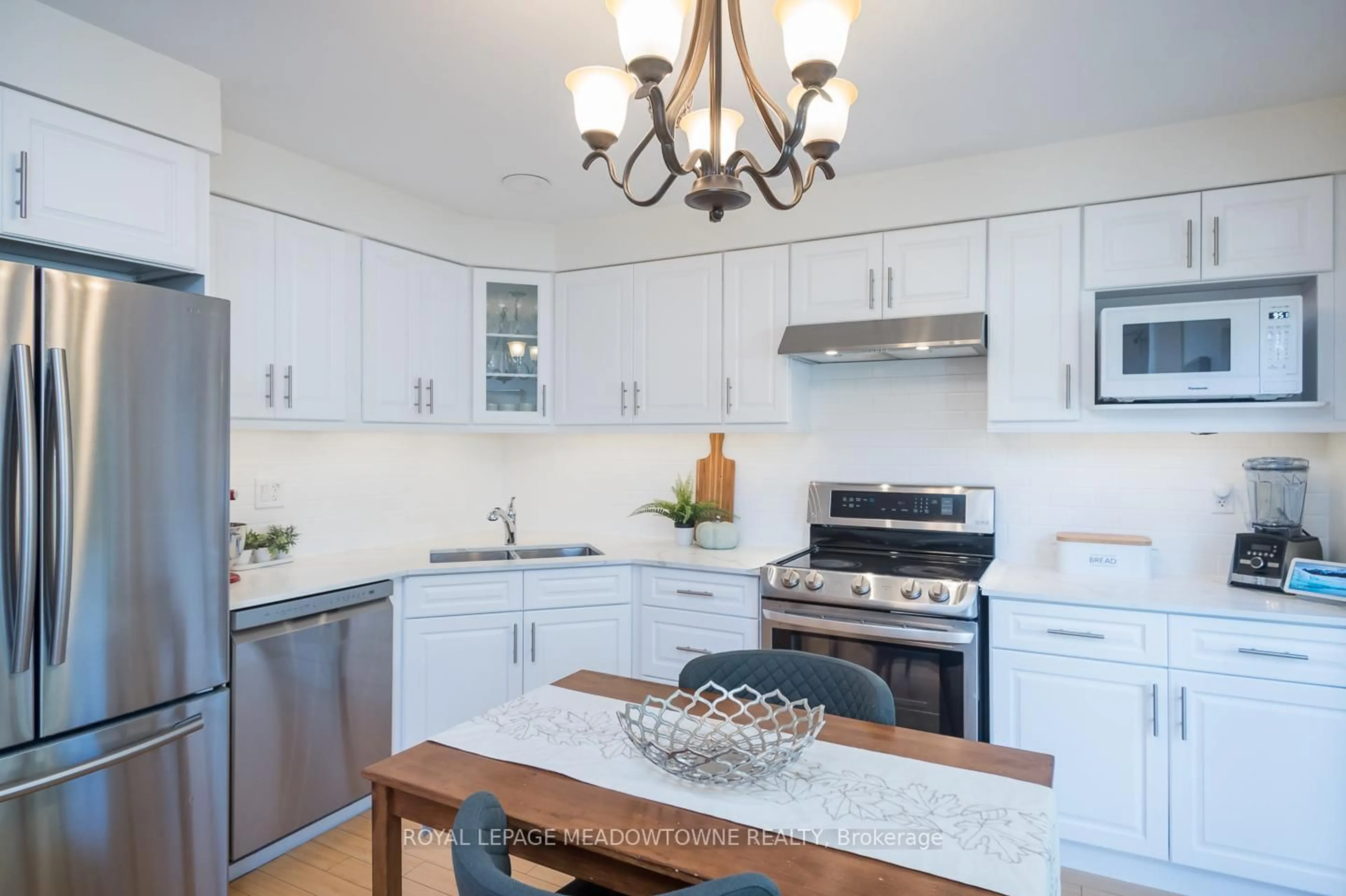 Open concept kitchen, unknown for 698 Edwards Ave, Milton Ontario L9T 6B4
