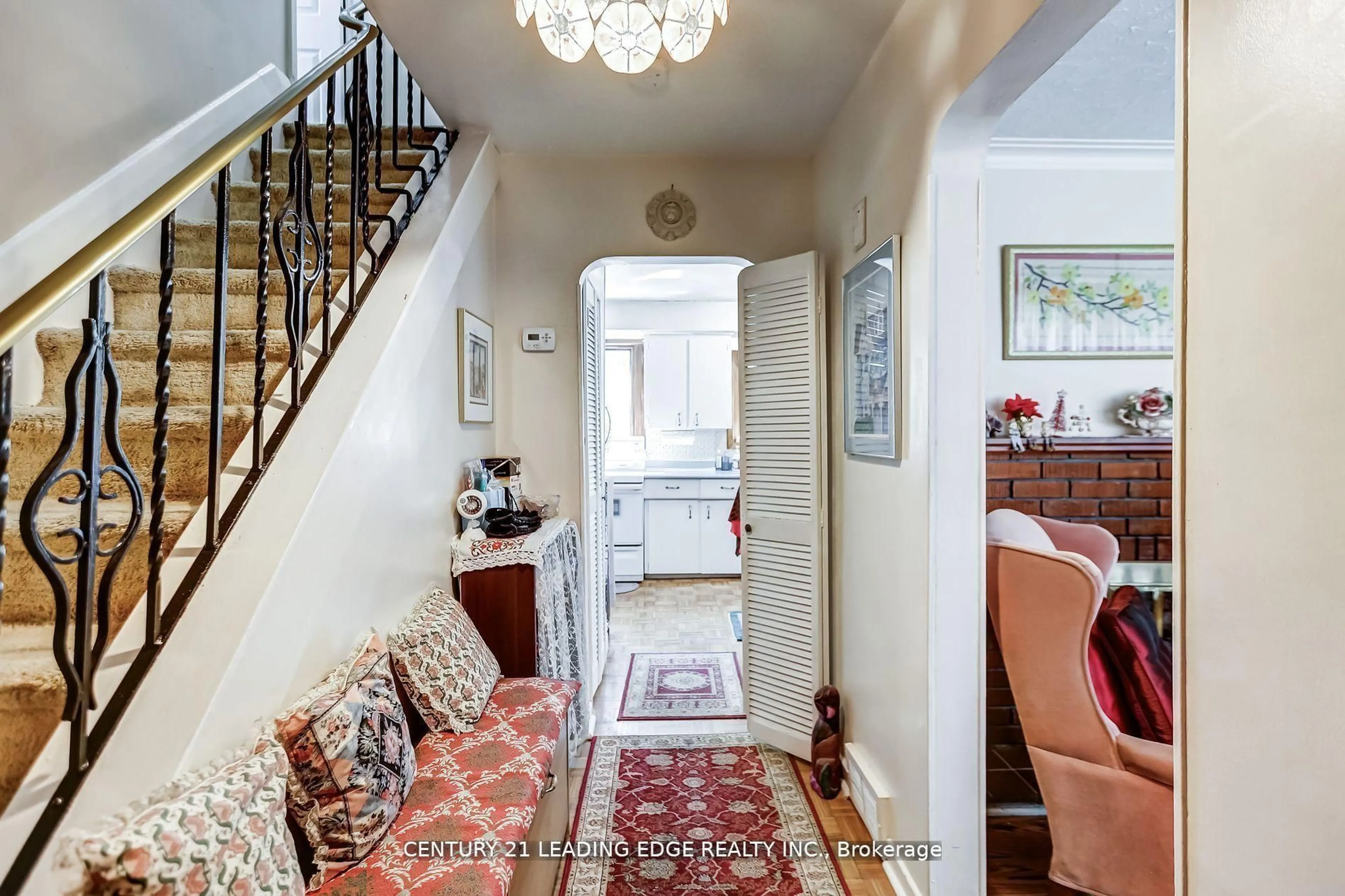 Indoor foyer for 19 Royaleigh Ave, Toronto Ontario M9P 2J4