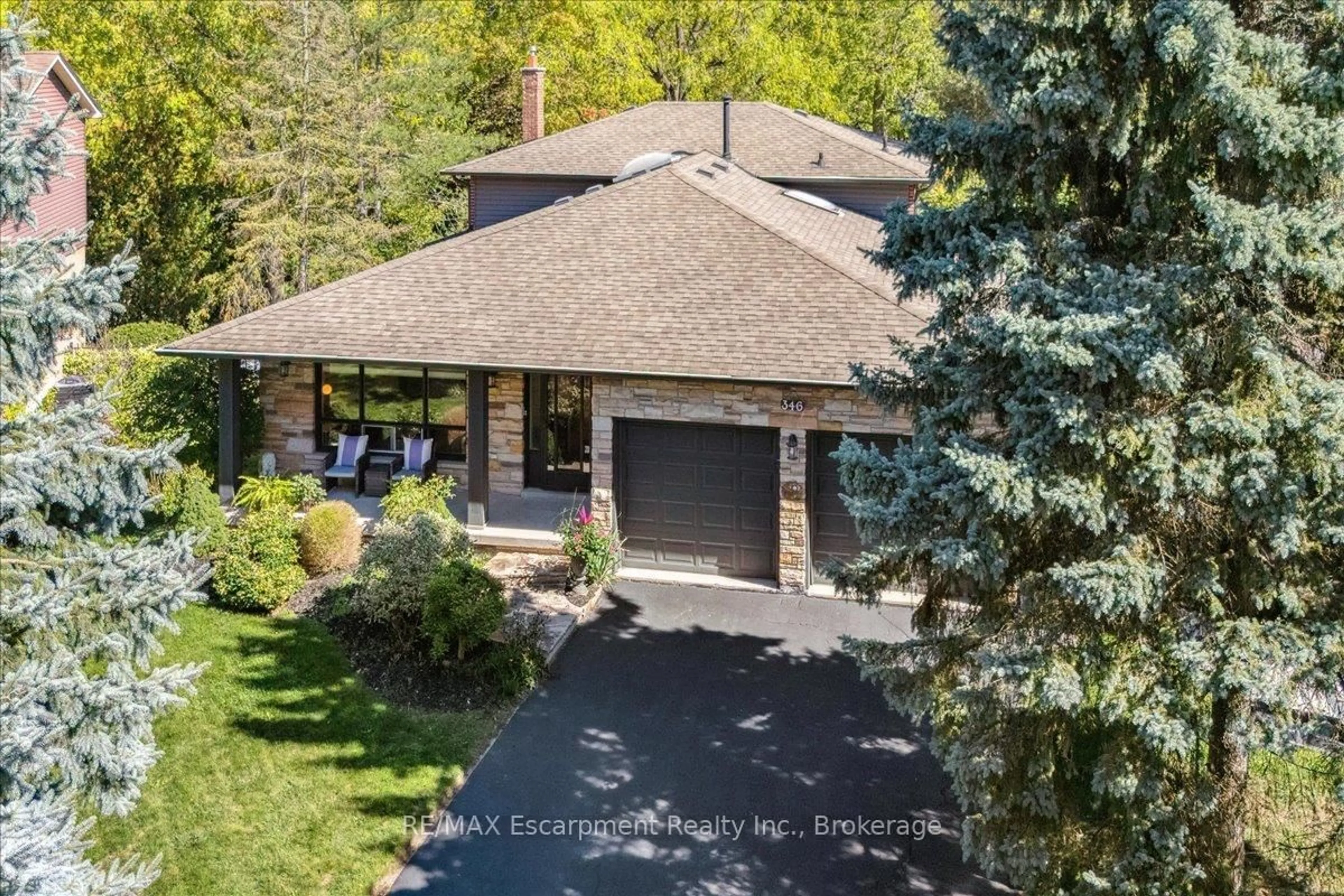 A pic from outside/outdoor area/front of a property/back of a property/a pic from drone, street for 346 Kingsway Pl, Milton Ontario L9T 4C8