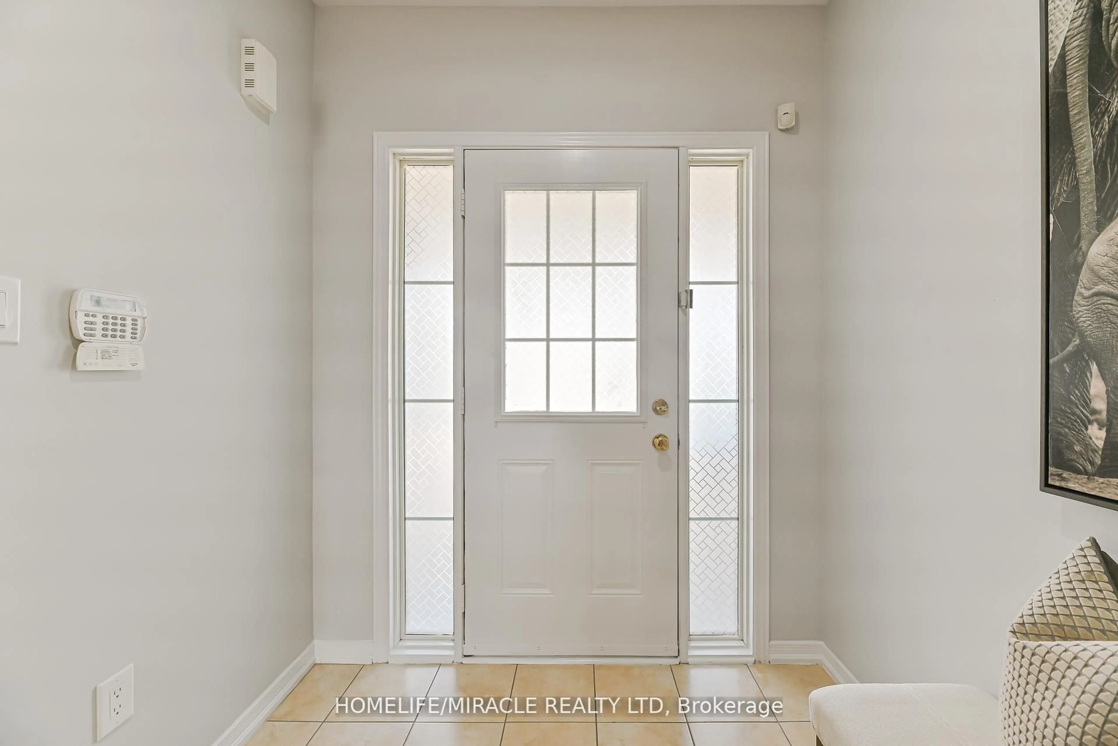 Indoor entryway for 102 Delport Clse, Brampton Ontario L6P 3T1